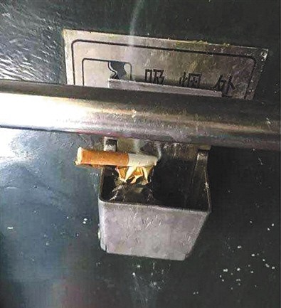 There were smoking areas provided on a train displaying “no smoking” signs. Photo: Sina