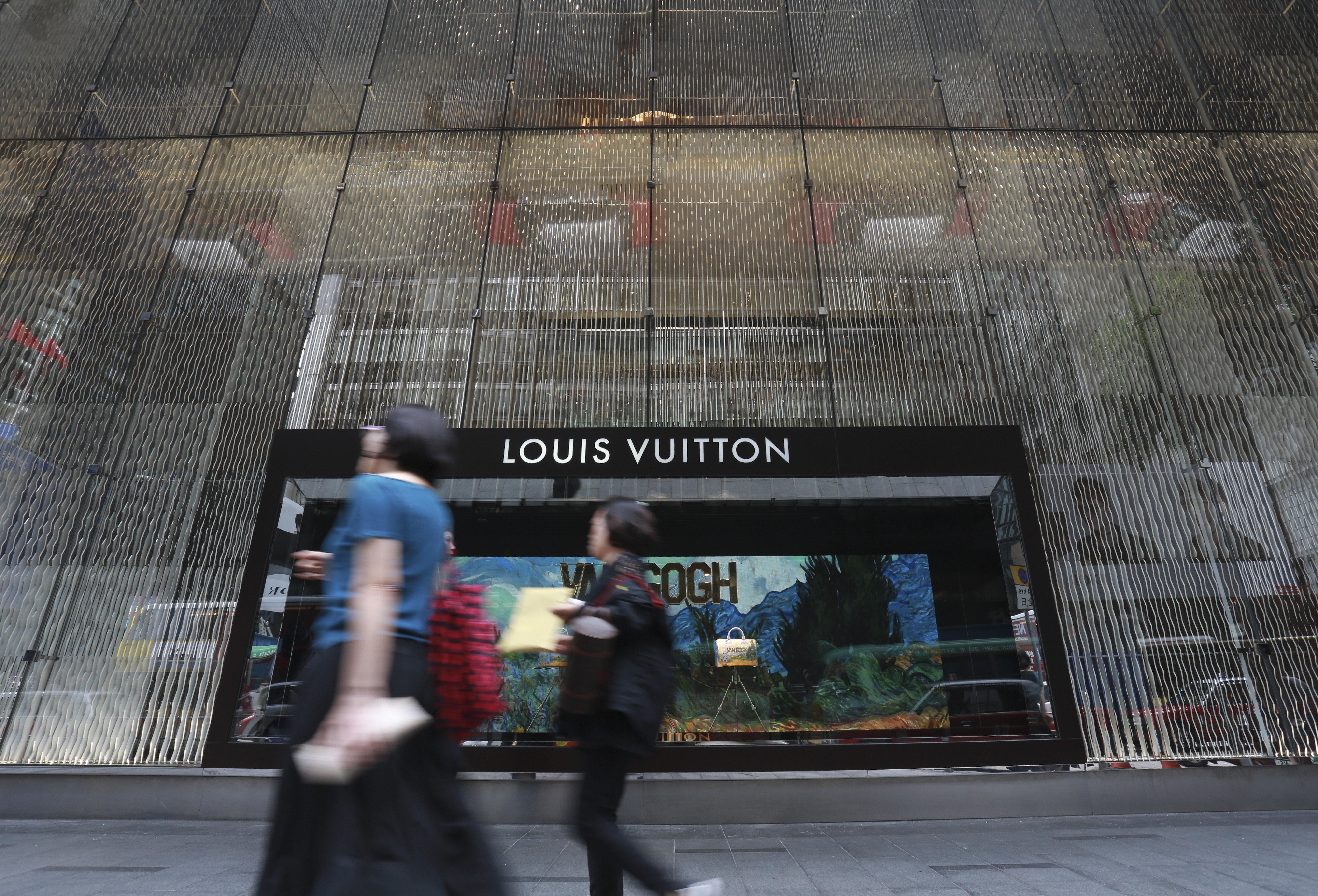 This photograph shows the exterior of Louis Vuitton shop in Central, Hong Kong. 07JUL17 SCMP / May Tse