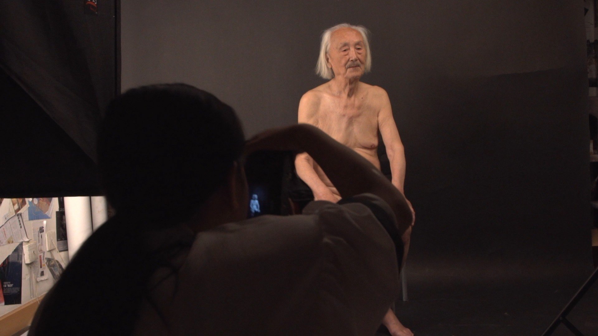 Around twice a week, this elderly Chinese man poses as a nude model.