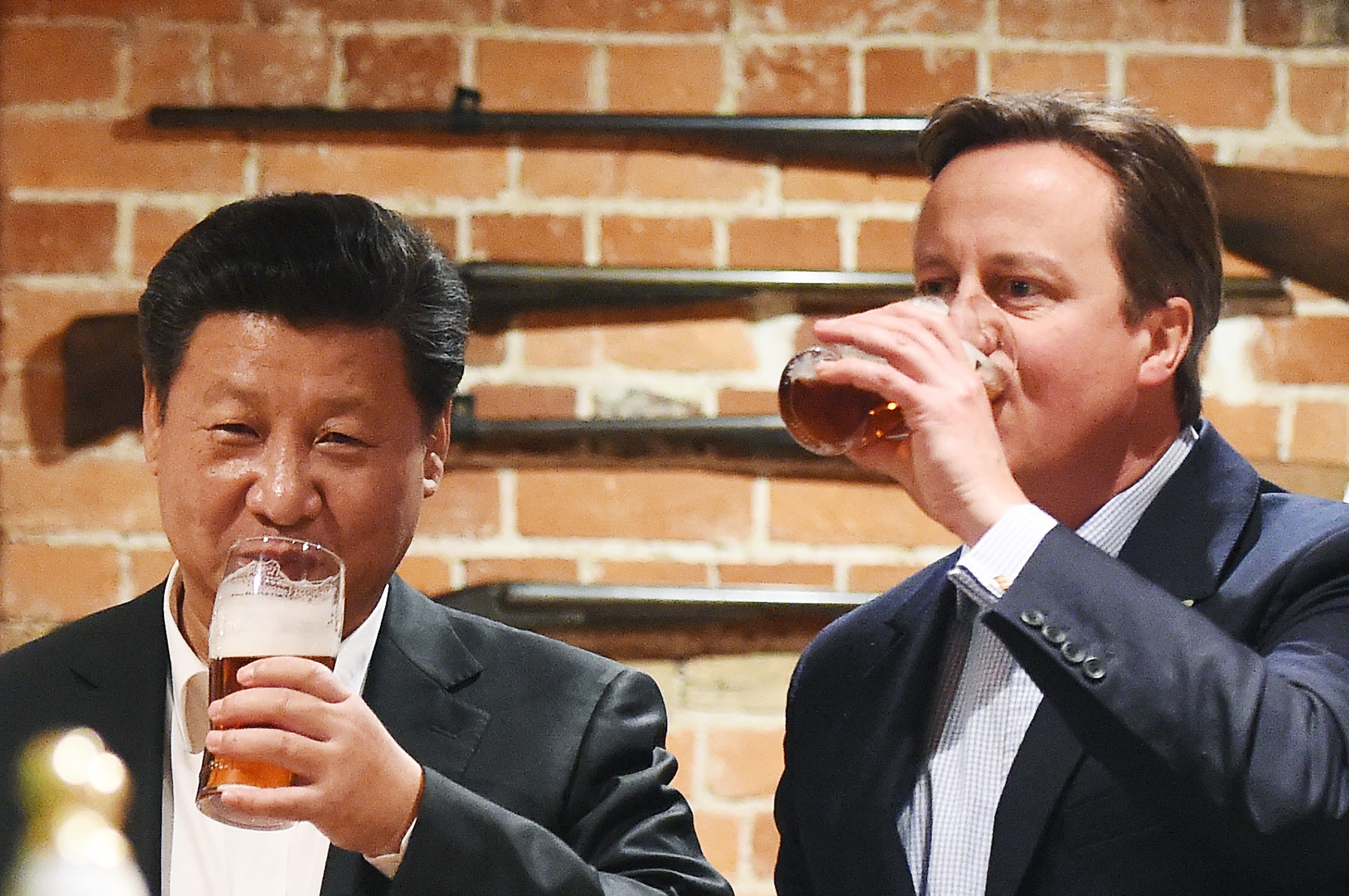 British Prime Minister David Cameron shares a pint with Chinese President Xi Jinping during Xi’s visit to the UK in 2015. Plans for Donald Trump’s upcoming visit to the UK have brought up nasty memories of crackdowns on anti-Xi protesters from around this time. Photo: pool via EPA