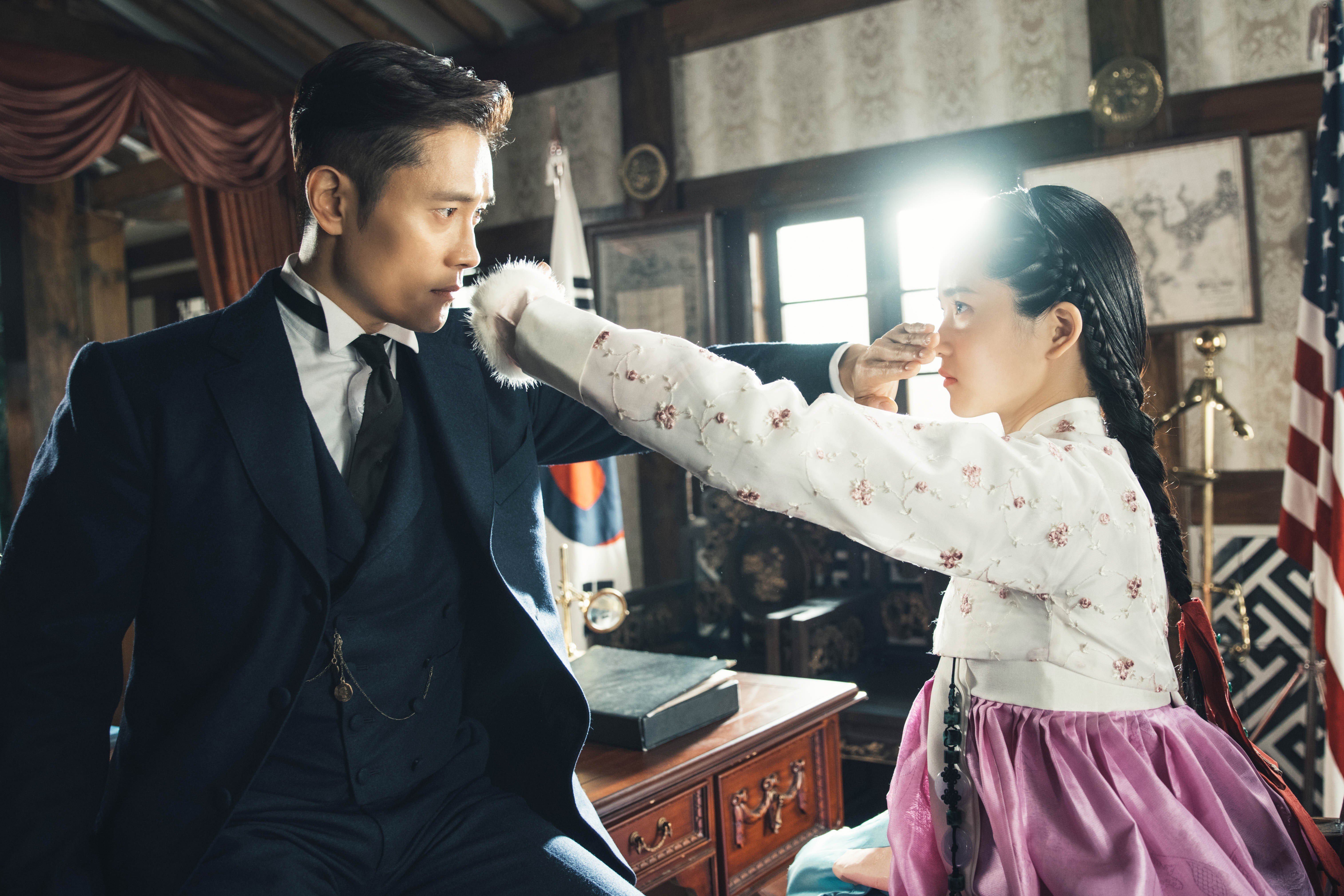 Veteran South Korean actor Lee Byung-hun (left) and rising star Kim Tae-ri in a scene from the hit Netflix television drama ‘Mr. Sunshine’. Photo: Hwa&Dam/Netflix