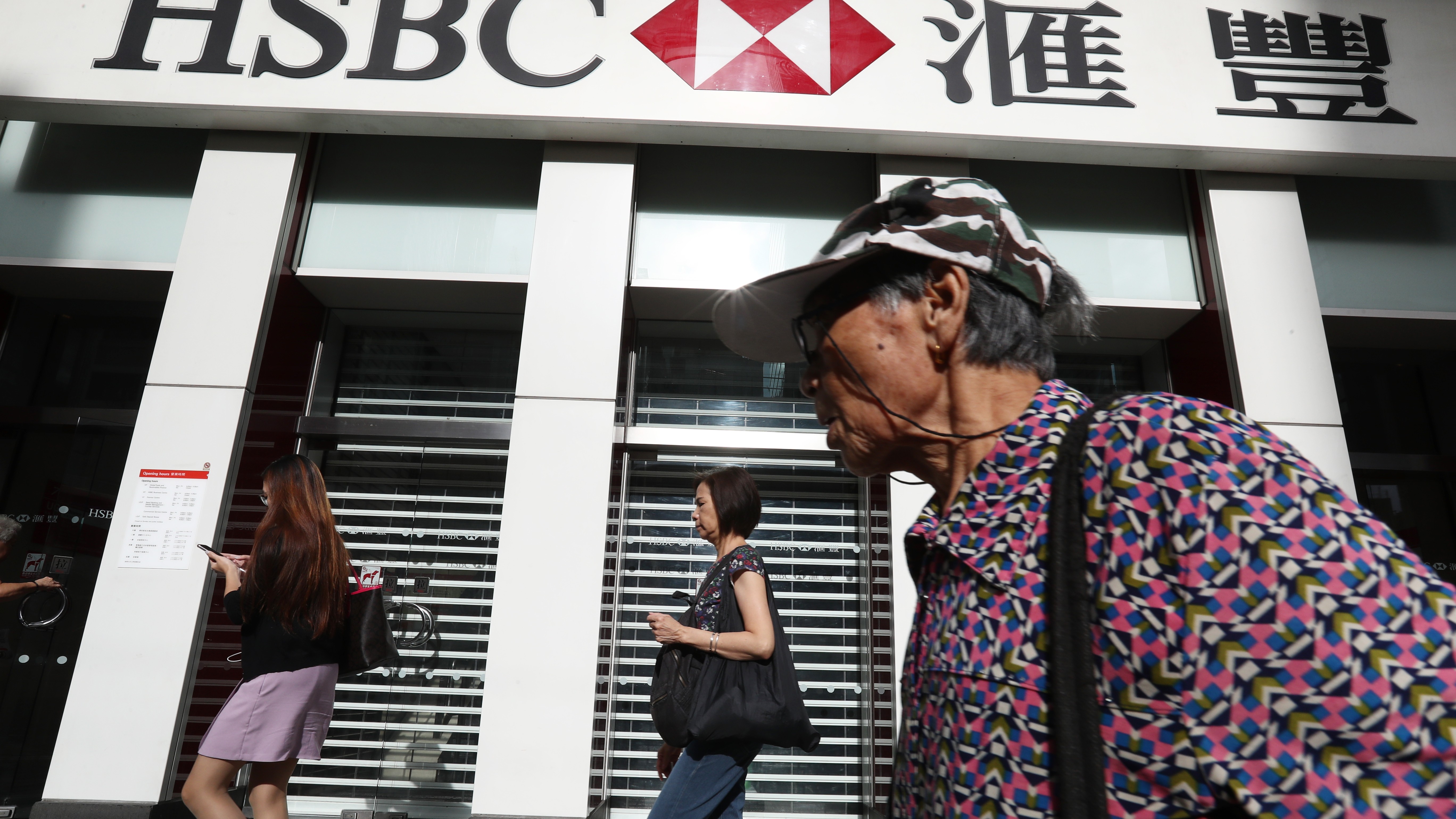 The first day of registration for the public annuity scheme started off slowly with only a few retirees queuing up at HSBC’s Mong Kok branch. Photo: Nora Tam