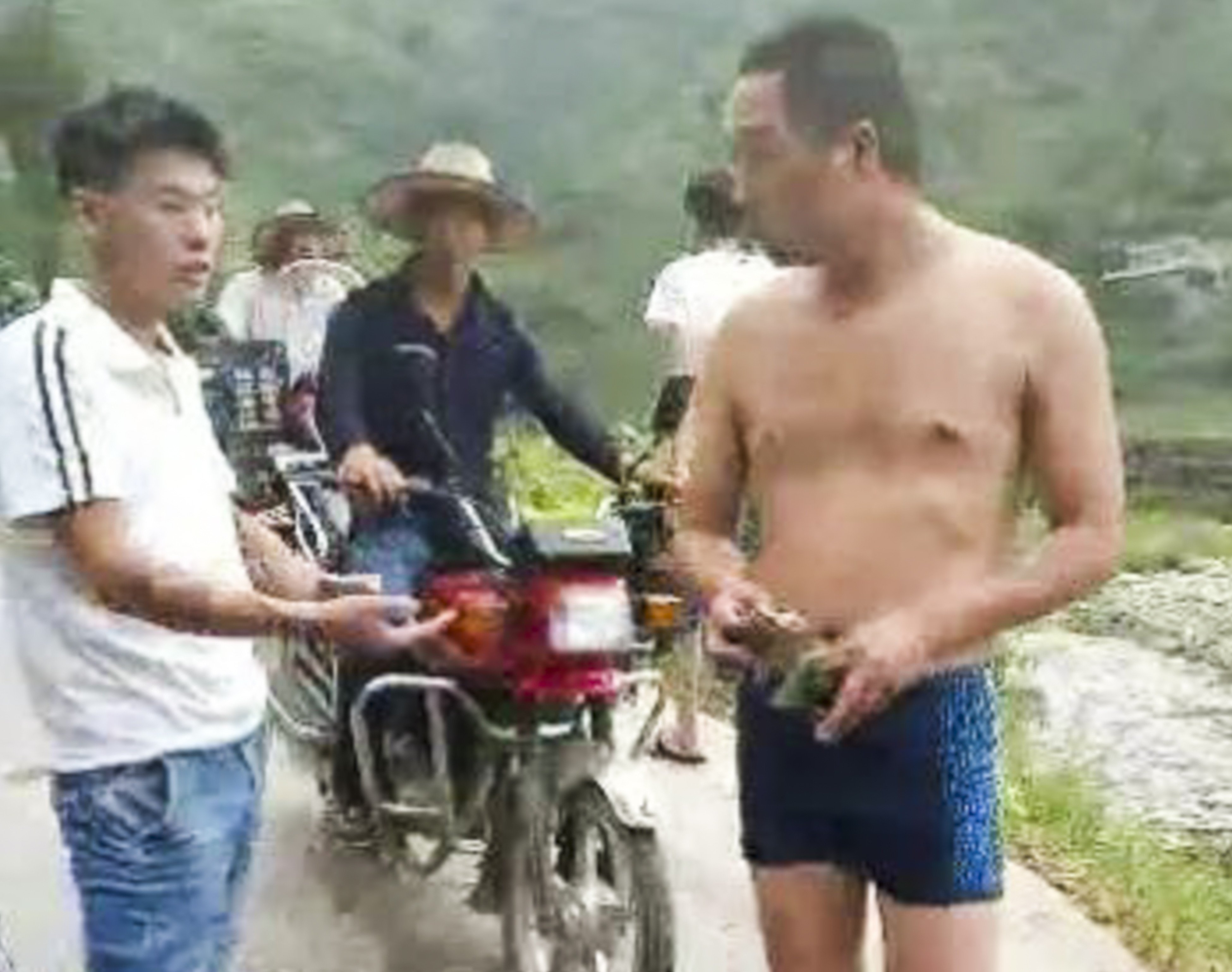 The motorcyclist was unconvinced that a man wearing swimming trunks was a police officer. Photo: News.163.com