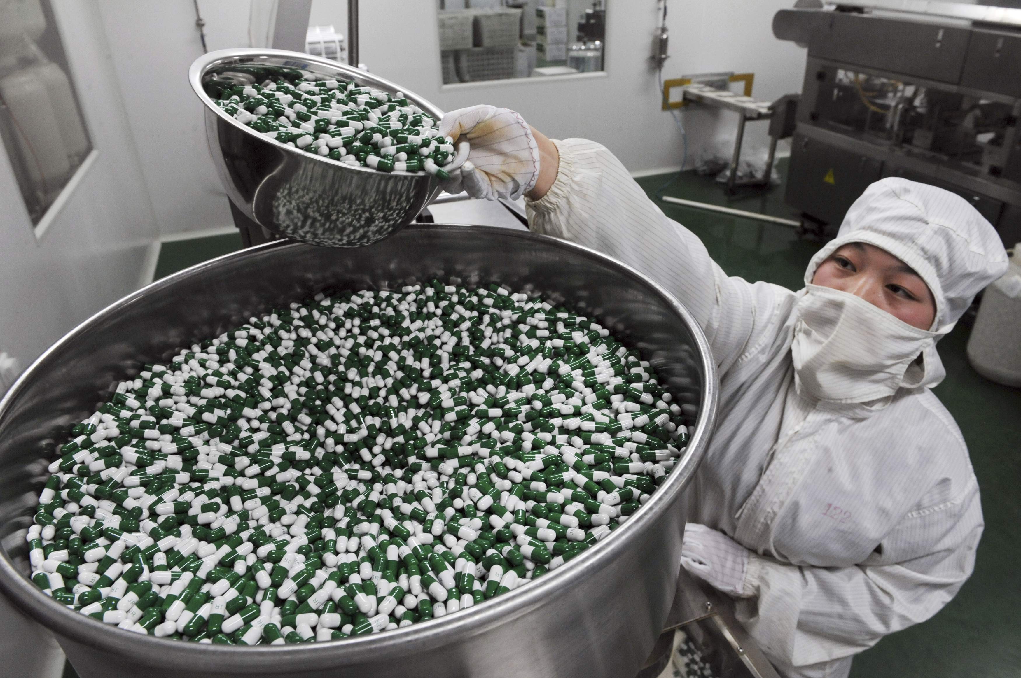 A worker packs Chinese patent capsules in Bozhou in Anhui province on April 8, 2013. Photo: REUTERS/China Daily