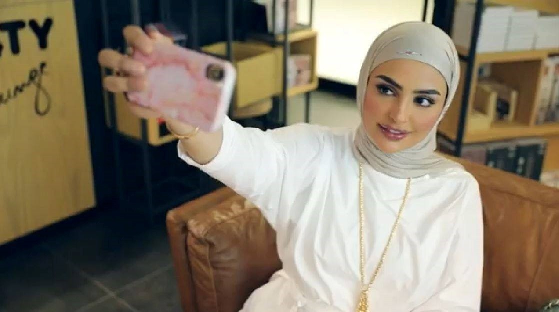 Kuwaiti beauty blogger Sondos Alqattan in a scene from her Instagram account. Photo: Sondos Alqattan / Instagram