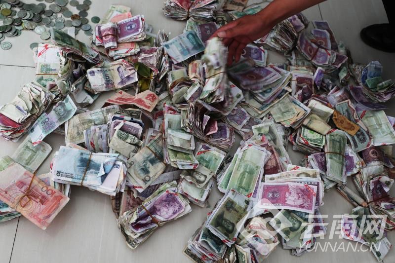 Counterfeit currency, scrap and money from other countries adds up to big losses in unpaid fares for a Yunnan bus company. Photo: Yunnan.cn