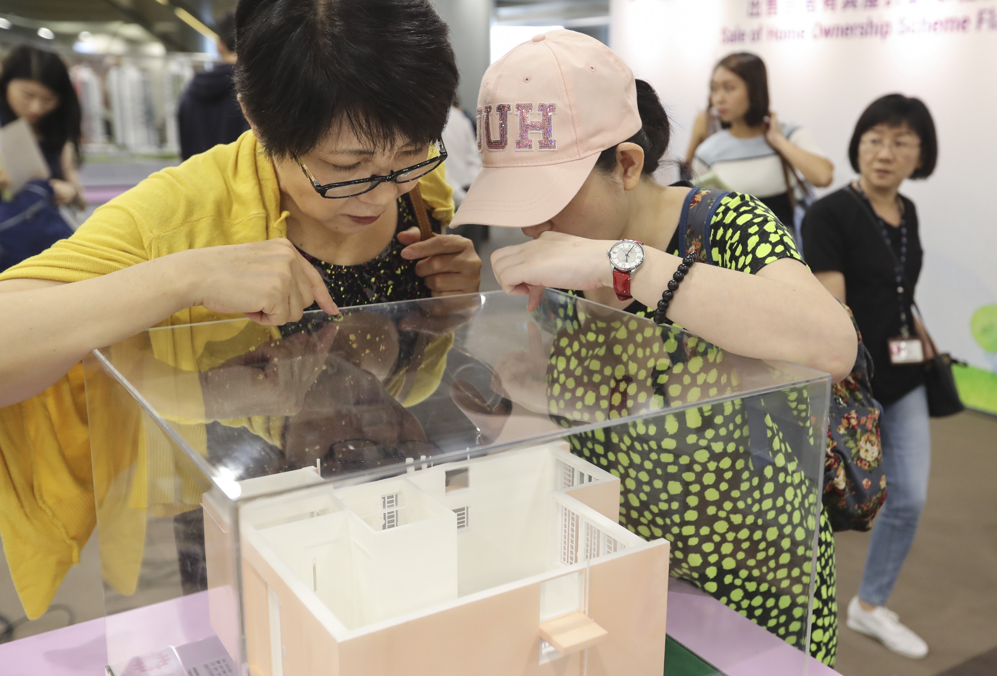 A ballot drawing ceremony for Home Ownership Scheme Flats at the Housing Authority Customer Service Centre in Lok Fu. Photo: Edward Wong