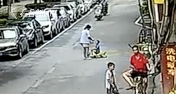 The tragedy happened while the boy was playing with his mother on a road in Nanning, capital of the Guangxi Zhuang autonomous region. Photo: Eastday.com