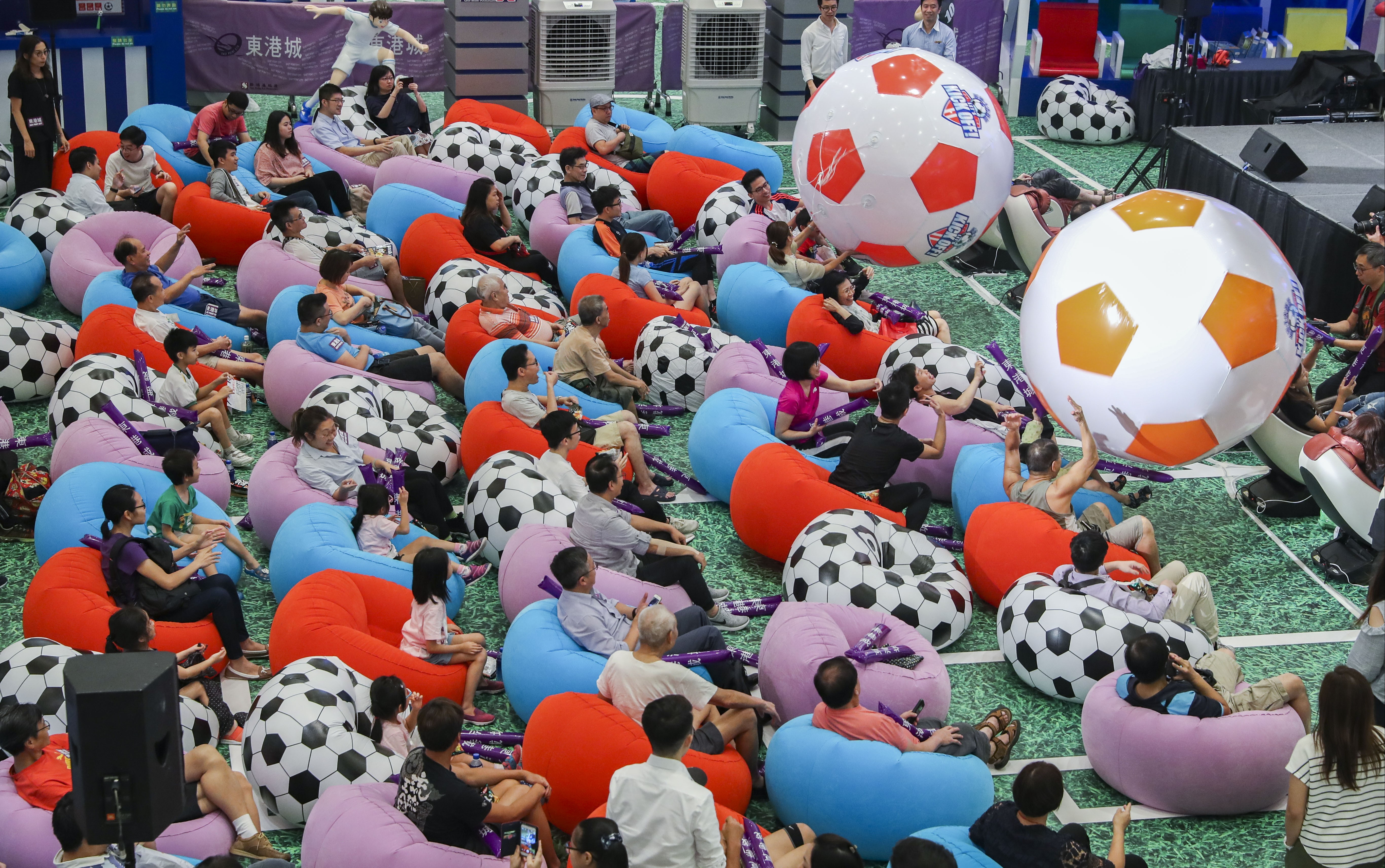 Hong Kong soccer fans follow hot ticket events like the World Cup, like this match broadcast at a Tseung Kwan O mall on June 14, but may be less familiar with local soccer players. Photo: K.Y. Cheng