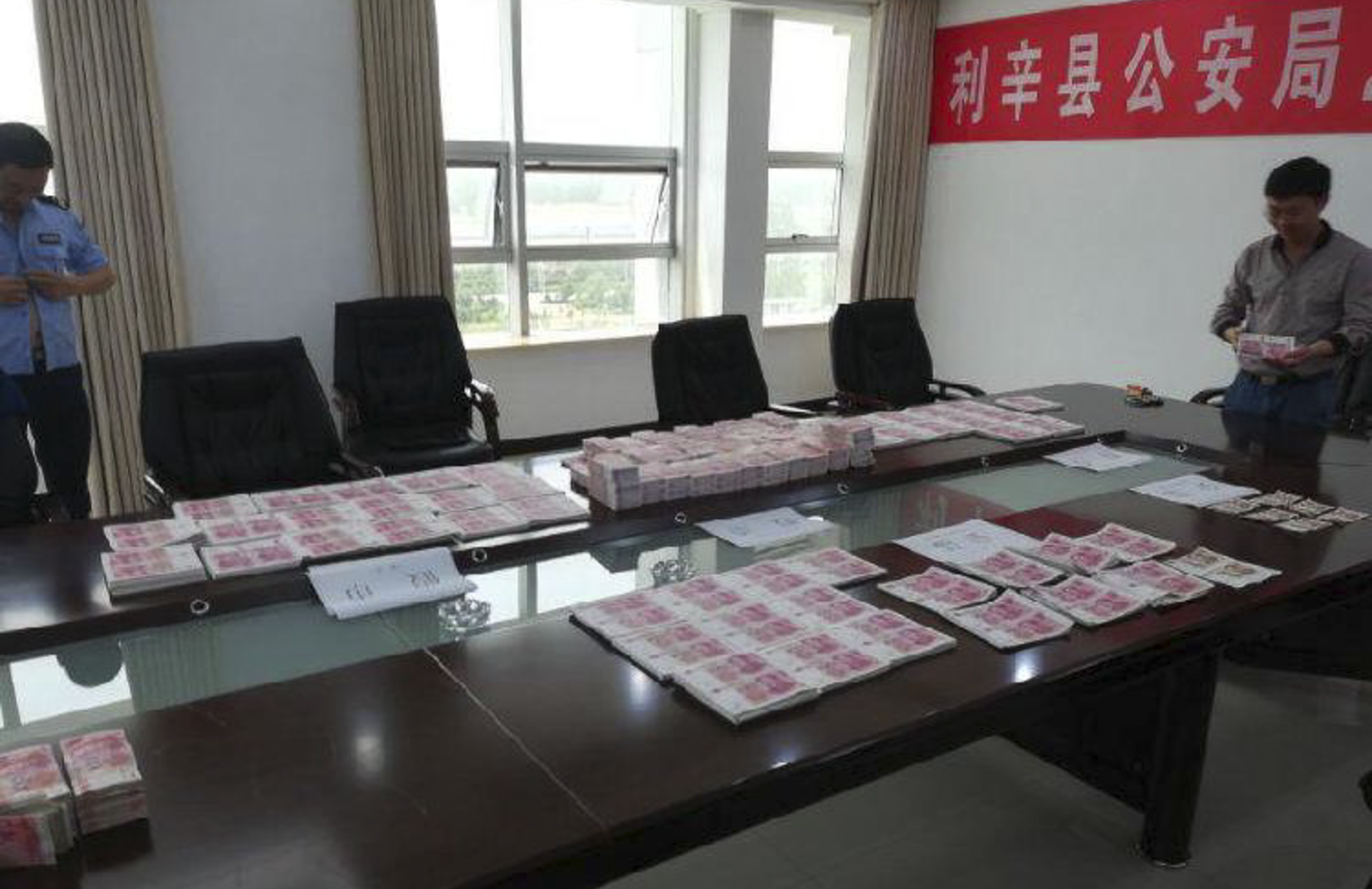 Police found US$365 million in counterfeit banknotes at the home in Lixin, Anhui province. Photo: cqcb.com