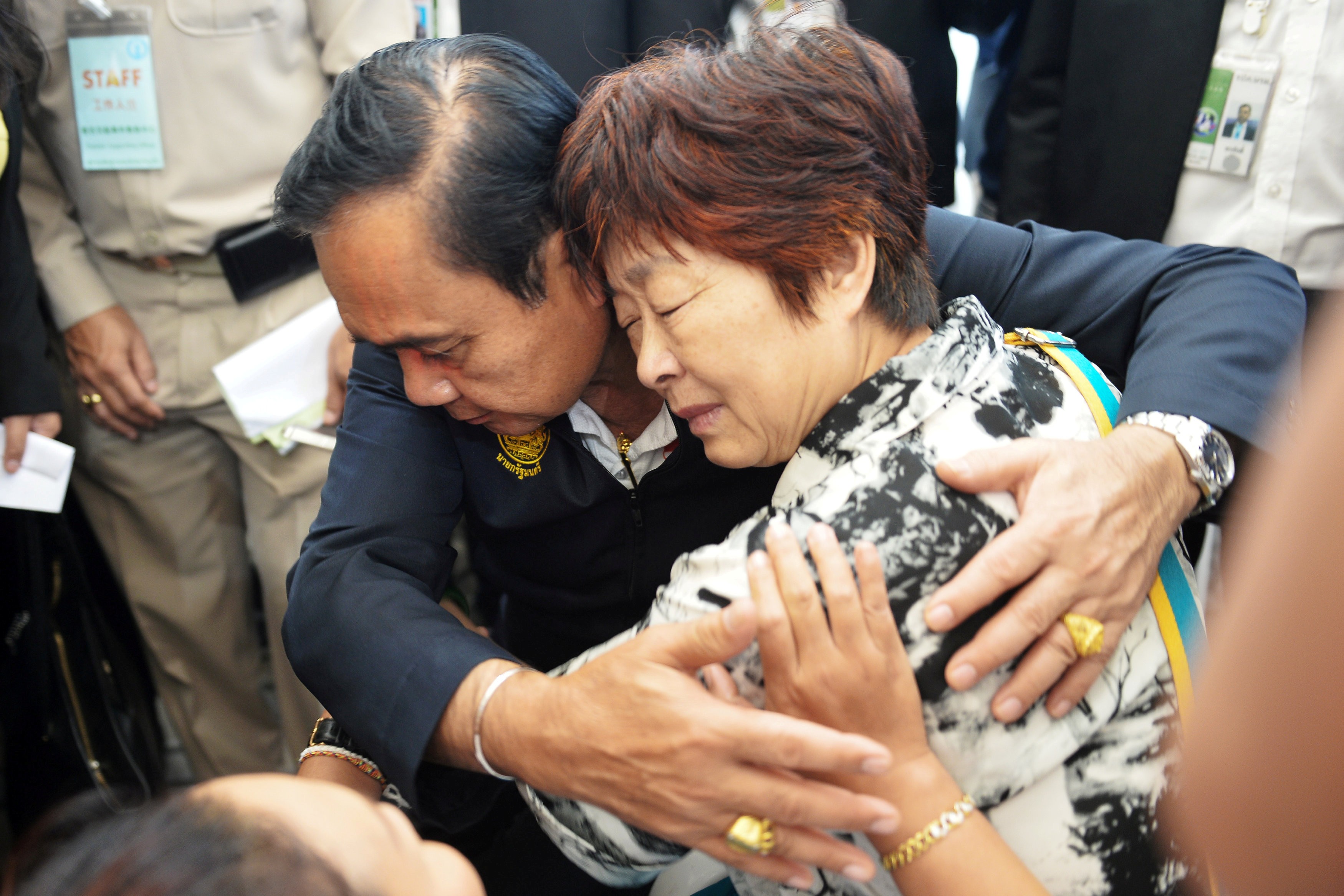 Thai Prime Minister Prayuth Chan-ocha comforts a relative of Chinese tourists involved in the tourist boat accident. Photo: Reuters/Sooppharoek Teepapan
