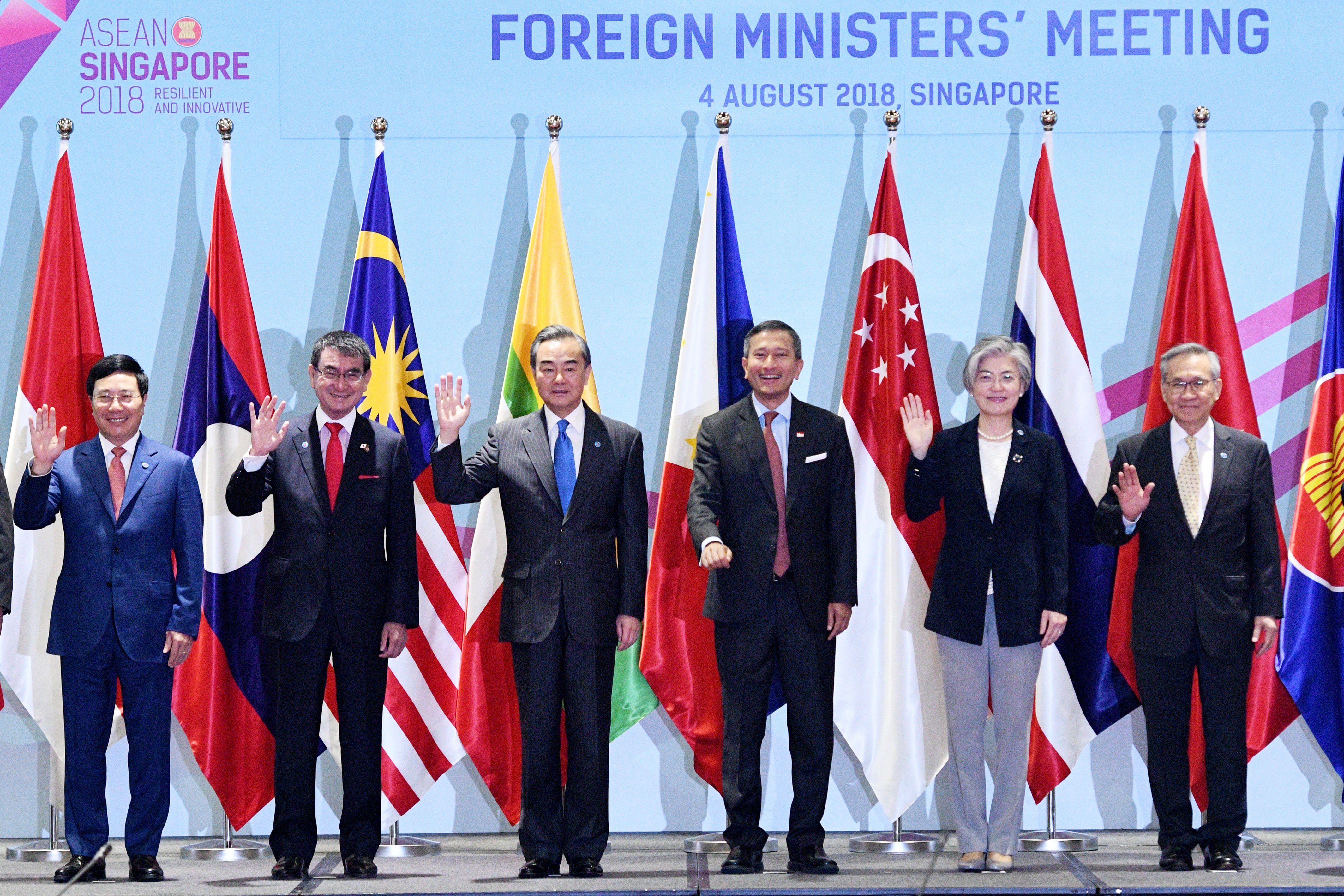 China’s Wang Yi (third from left) and other foreign ministers pose for a group photo during an Asean meeting on August 4 in Singapore. Photo: Xinhua