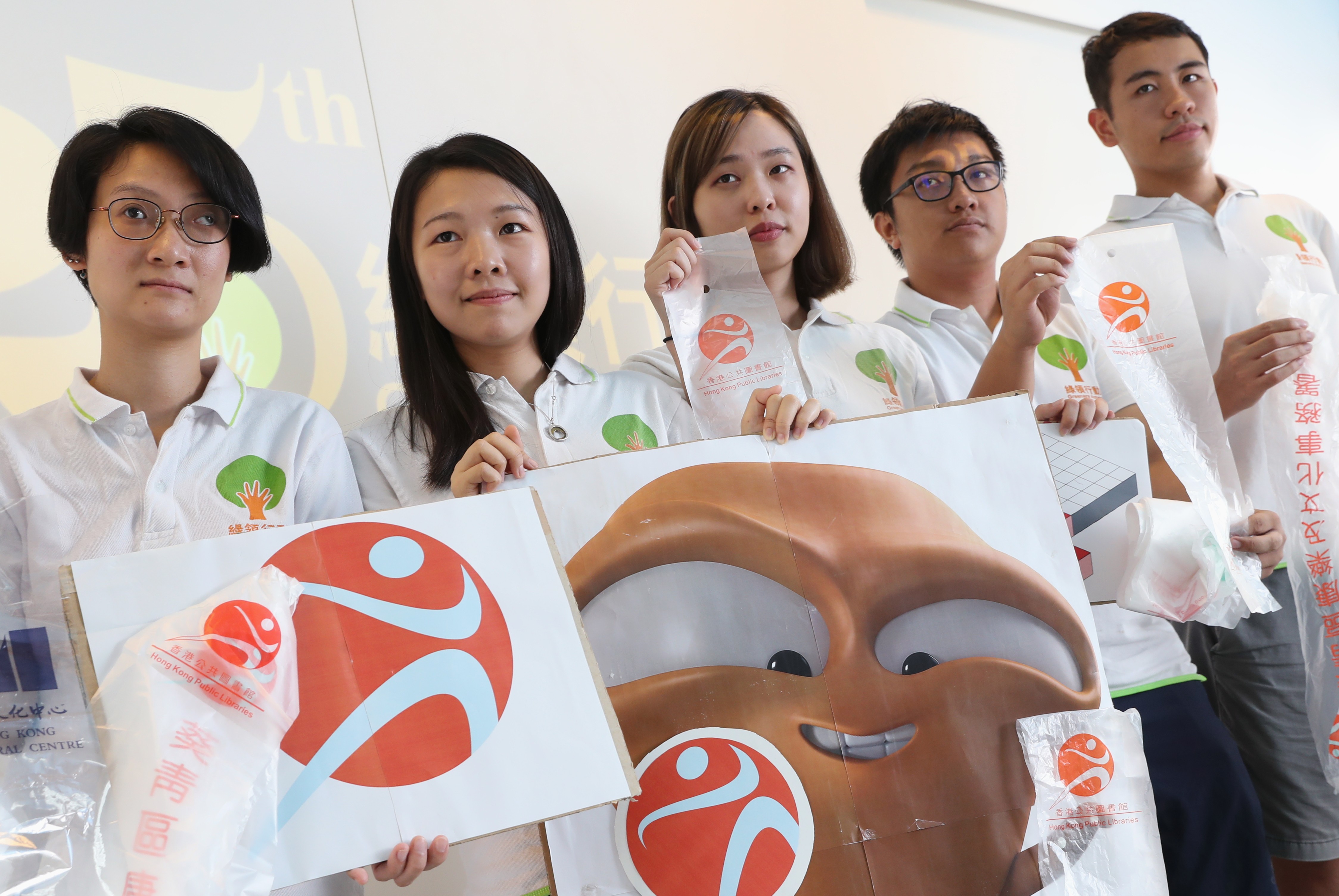 Greeners Action staff including Yip Chui-man (left) and Lo Tsz-kiu (second left) urging Hong Kong officials to cut down plastic bag waste. Photo: K. Y. Cheng