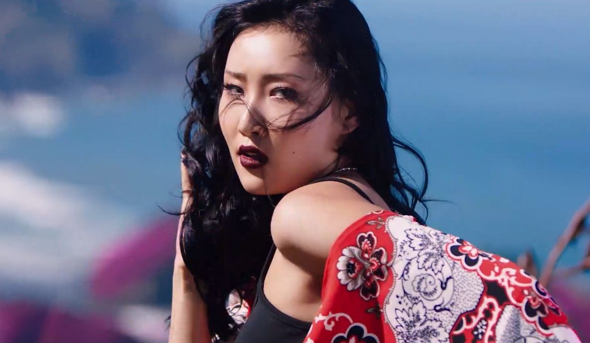 A striking, sexy diva who is just as easy being in front of the camera with no make-up and in her pyjamas, Hwasa, the youngest member of Mamamoo, is also their funniest and most eloquent member