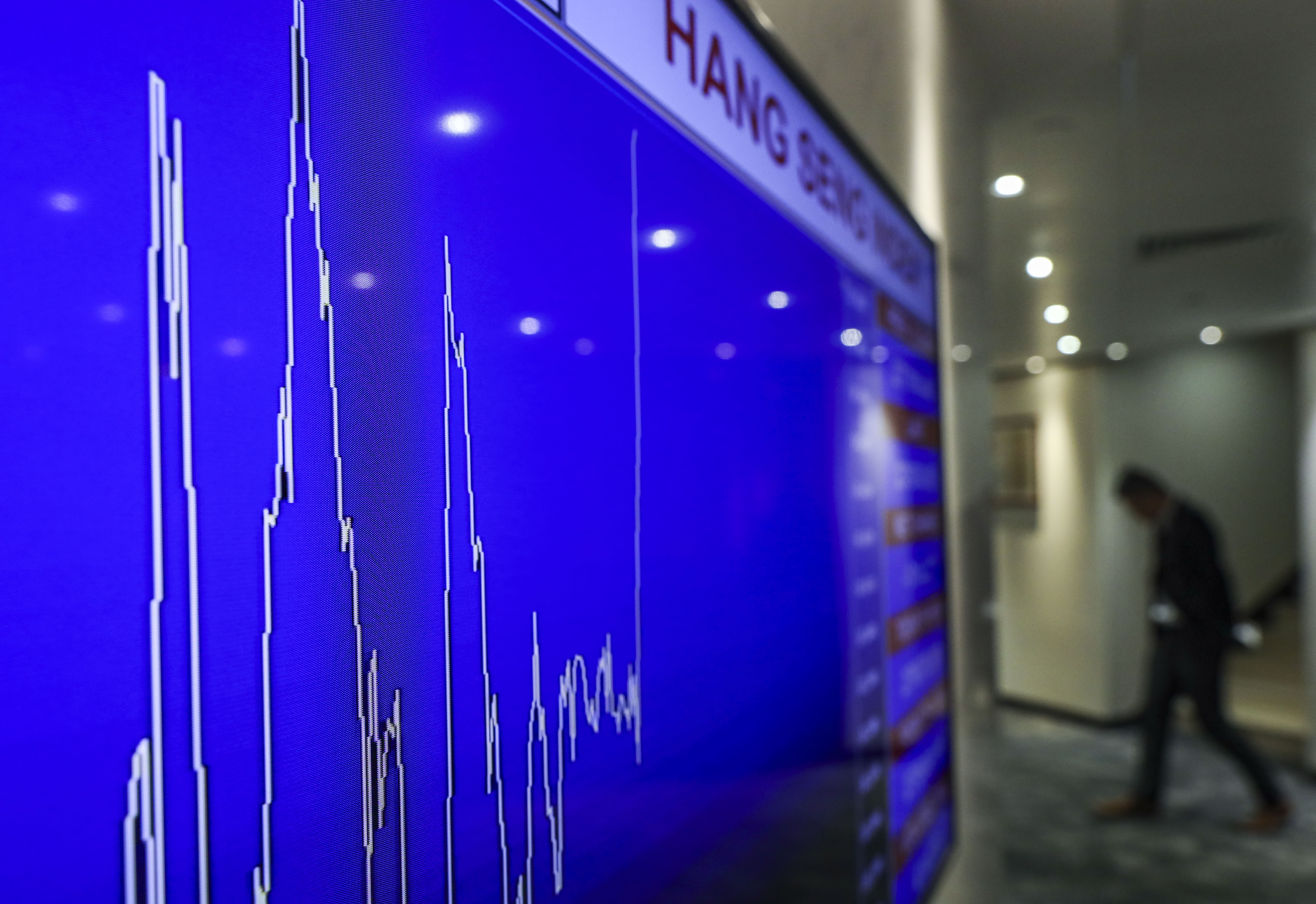 Hong Kong company directors stepped up buying of shares in their own firms as the market weakened./ Photo: Sam Tsang
