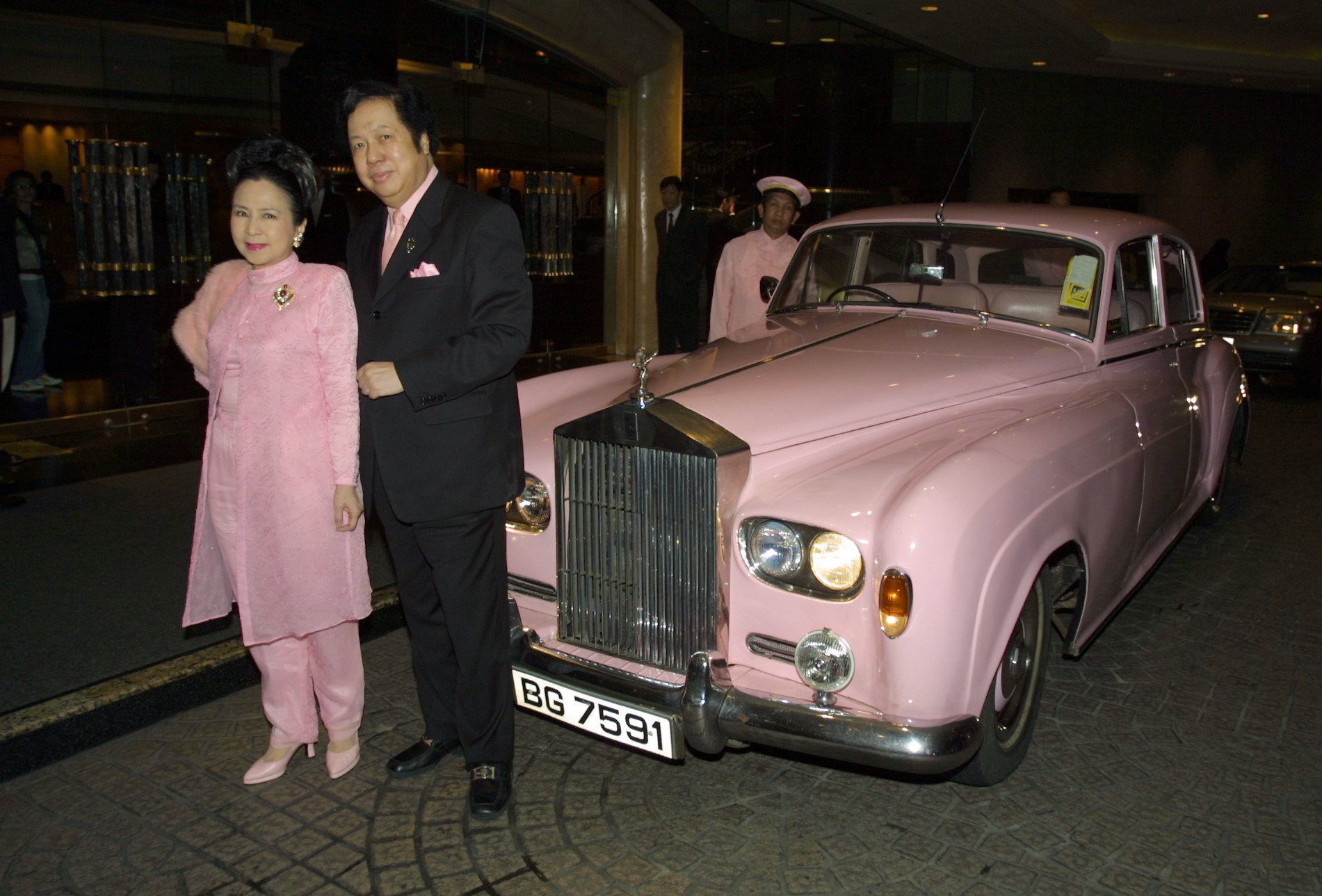 Chiêm ngưỡng RollsRoyce Phantom EWB màu hồng của vợ tỷ phú Hồng Kông