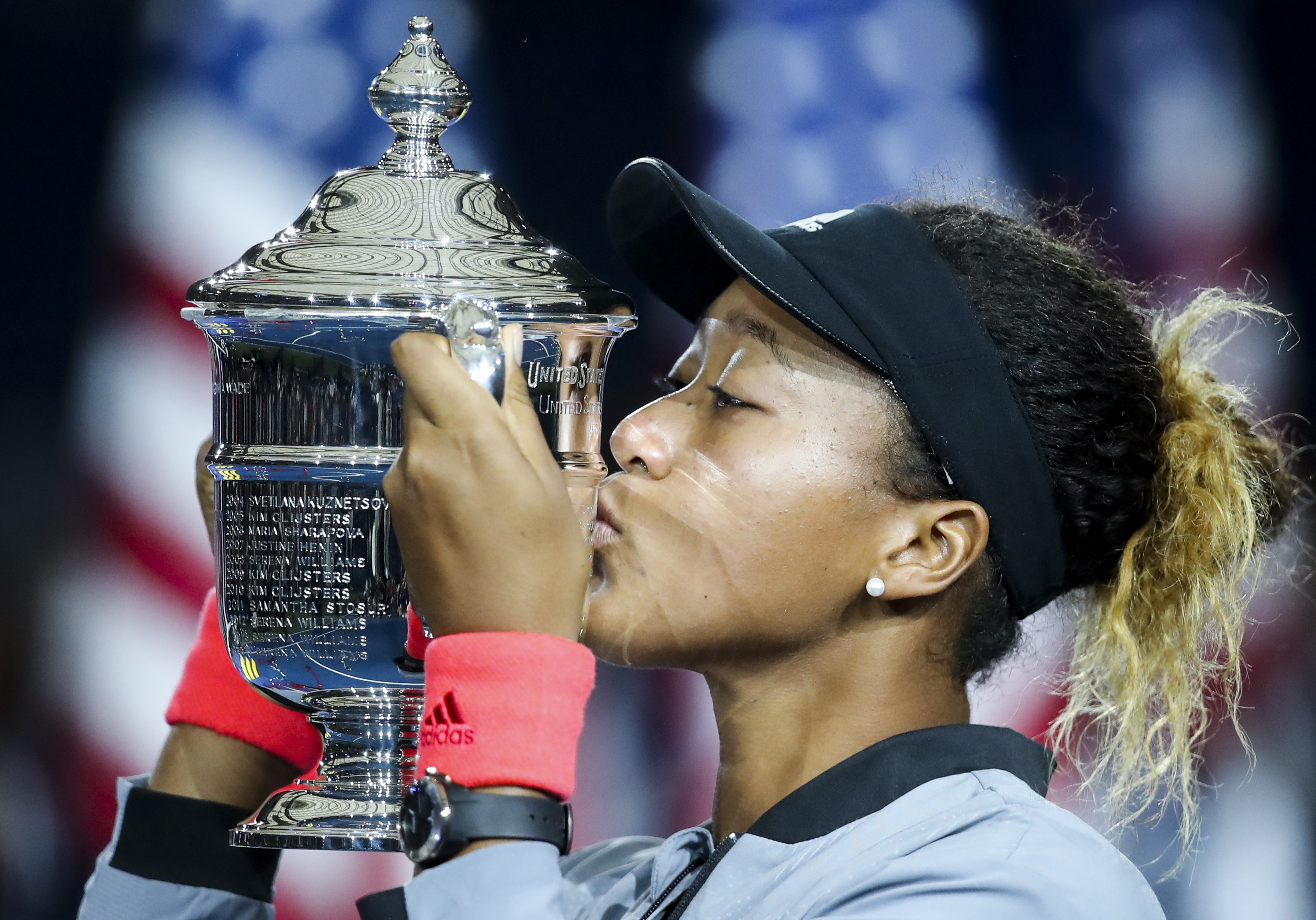 Japanese tennis player Naomi Osaka kisses the US Open women’s singles trophy after defeating American Serena Williams in the final last Saturday. Photo: Xinhua