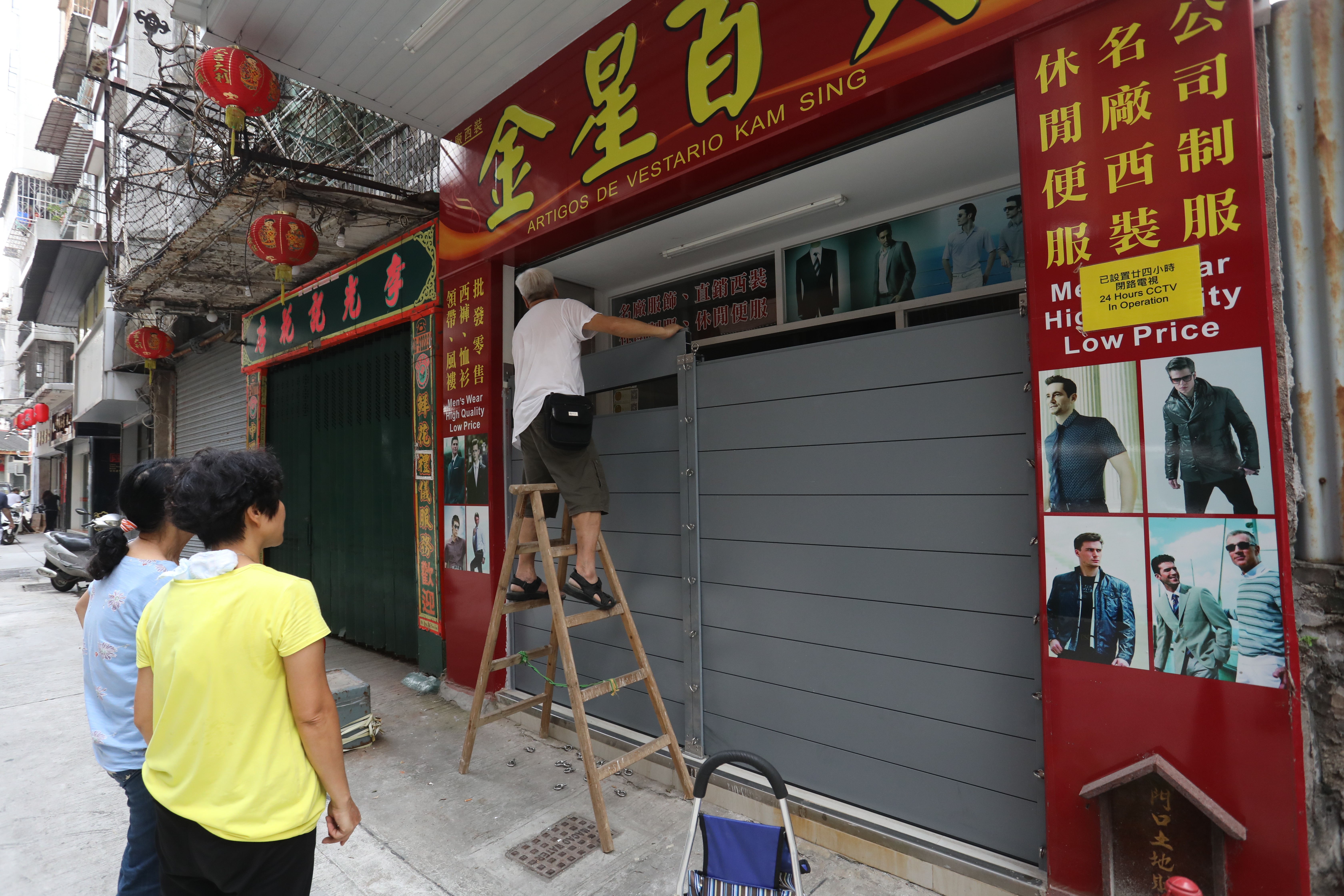 Staff erecting fencing at a shop in Macau before Super Typhoon Mangkhut arrives. Photo: Dickson Lee