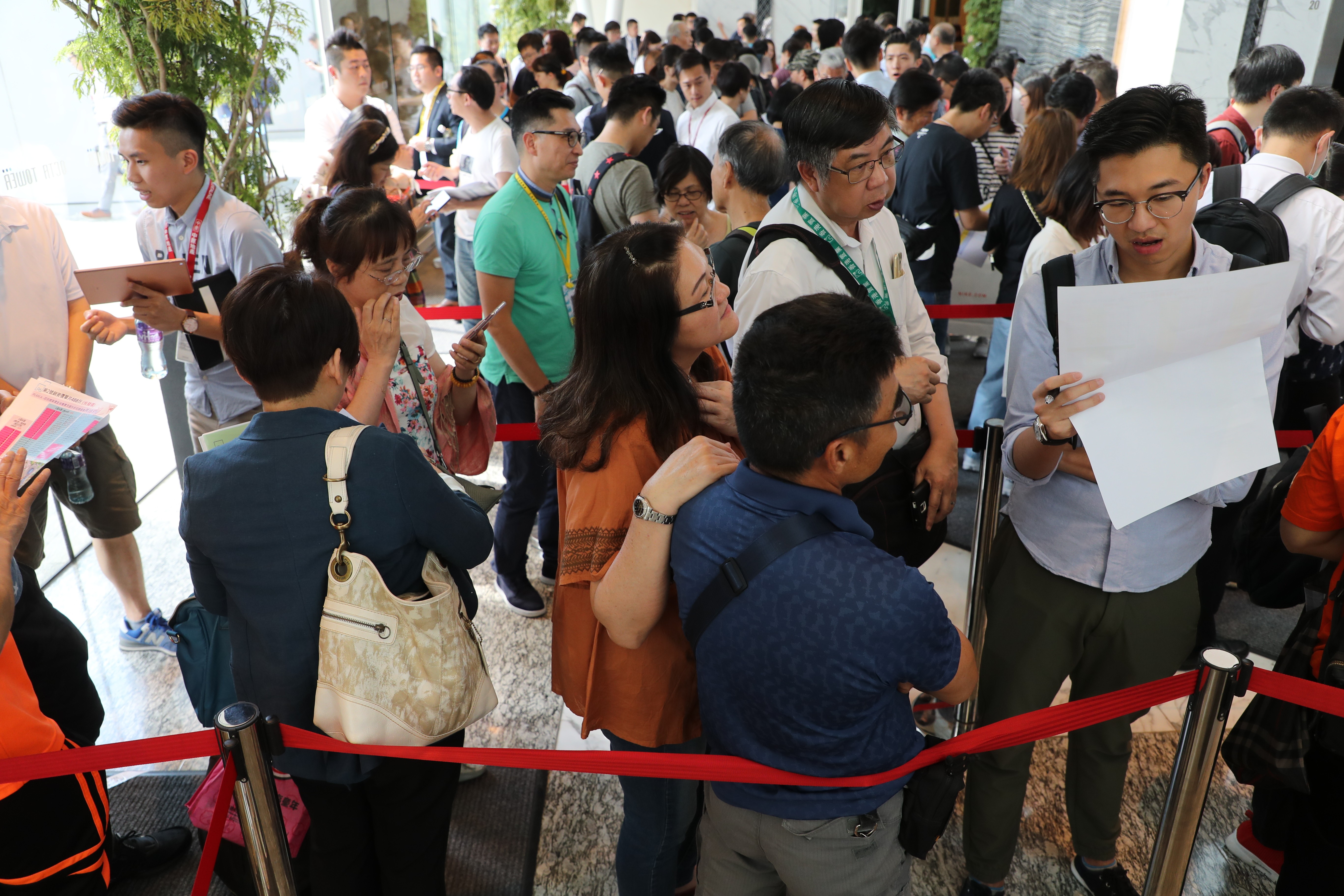 Thousands of potential buyers line up at the sales launch of Nan Fung Development’s LP6 development in Tseung Kwan O on 15 September 2018, during the calm before Super Typhoon Mangkhut made landfall in Hong Kong. Photo: SCMP/ Edward Wong