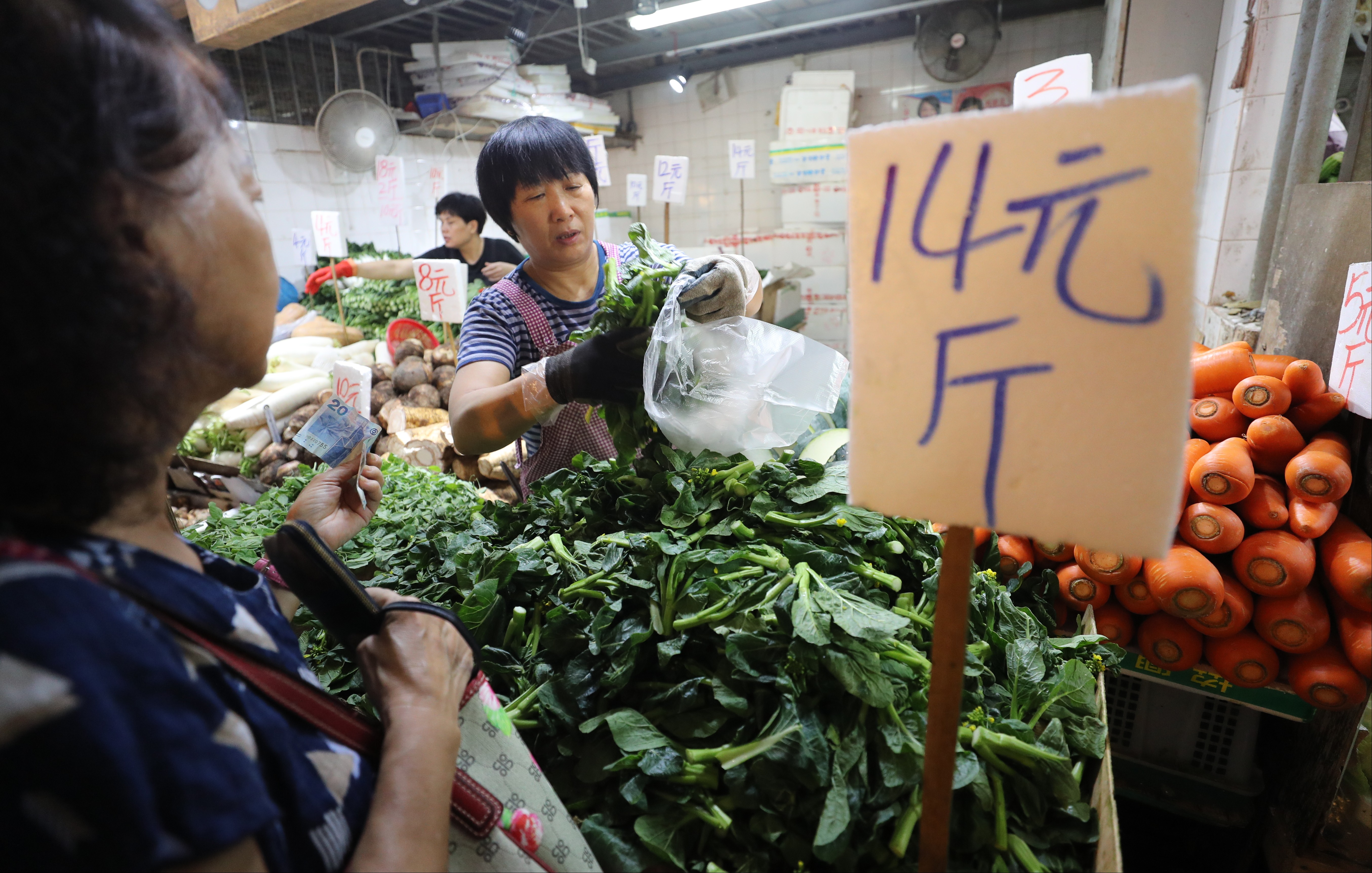 Sales were brisk at Pei Ho Street Market in Sham Shui Po, on September 13, with shoppers stocking up as Typhoon Mangkhut approached. Photo: Winson Wong