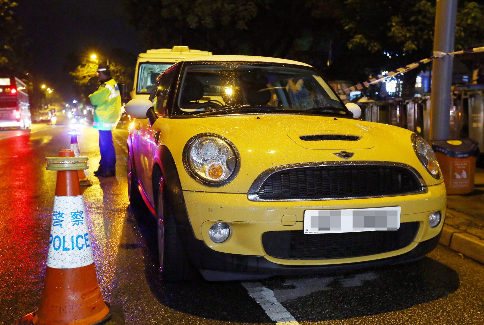 Wong Siew Fing and her daughter Lily Khaw Li Ling were found unresponsive inside this yellow Mini Cooper. Photo: Edmond So