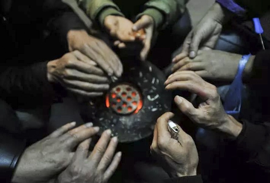 Chinese people warm their hands with coal. While coal is cheaper than natural gas, it is a far dirtier source of energy and is a big contributor to northern China’s choking smog. Photo: Sohu