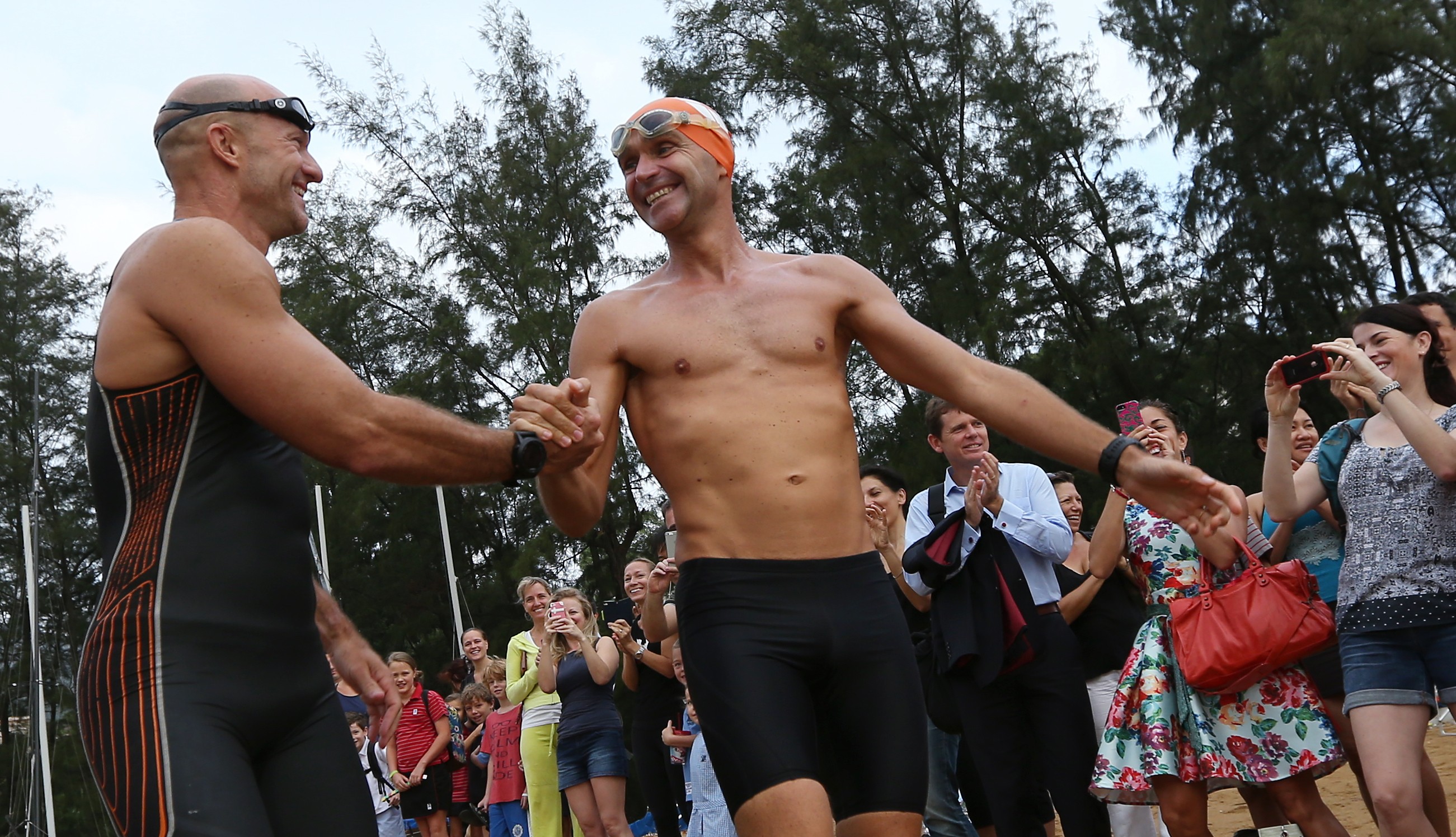 Olivier Baillet (right) and Bruce Pye start from Tai Pak Wan on their ‘75km Round Lantau Island Swim Challenge’ in 2014. Baillet believes ‘staying present’ in mind helps physical performance. Photo: Nora Tam