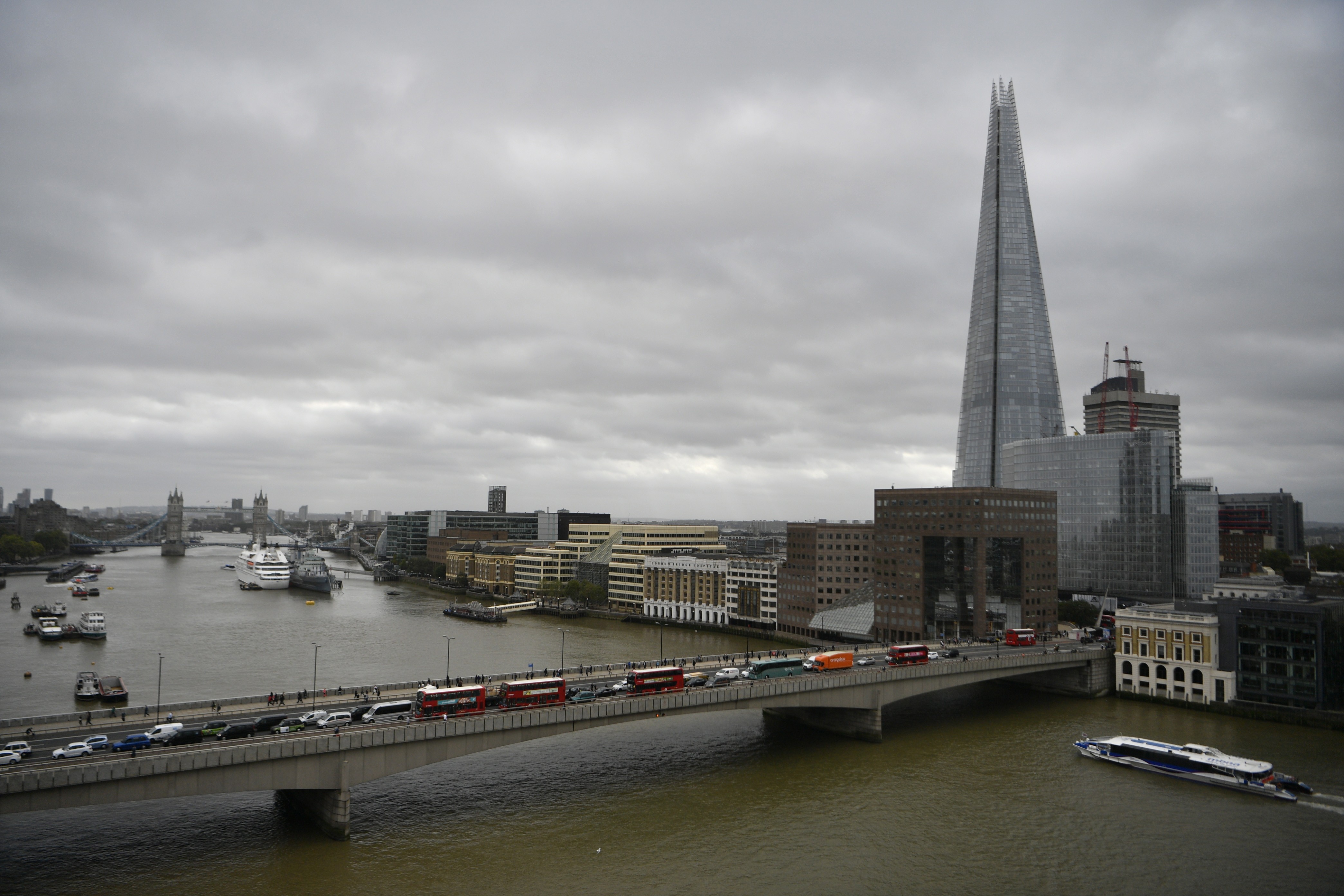 A general view of traffic crossing the River Thames over London Bridge in the City of London September 20, 2018, with London's tallest building, the Shard, in the background. Photo: EPA