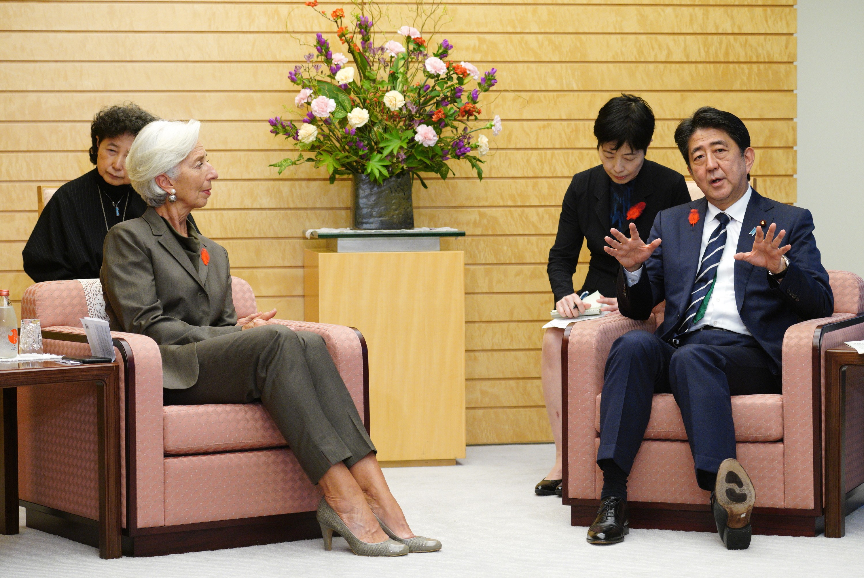 Japanese Prime Minister Shinzo Abe speaks with IMF managing director Christine Lagarde in Tokyo. Photo: EPA