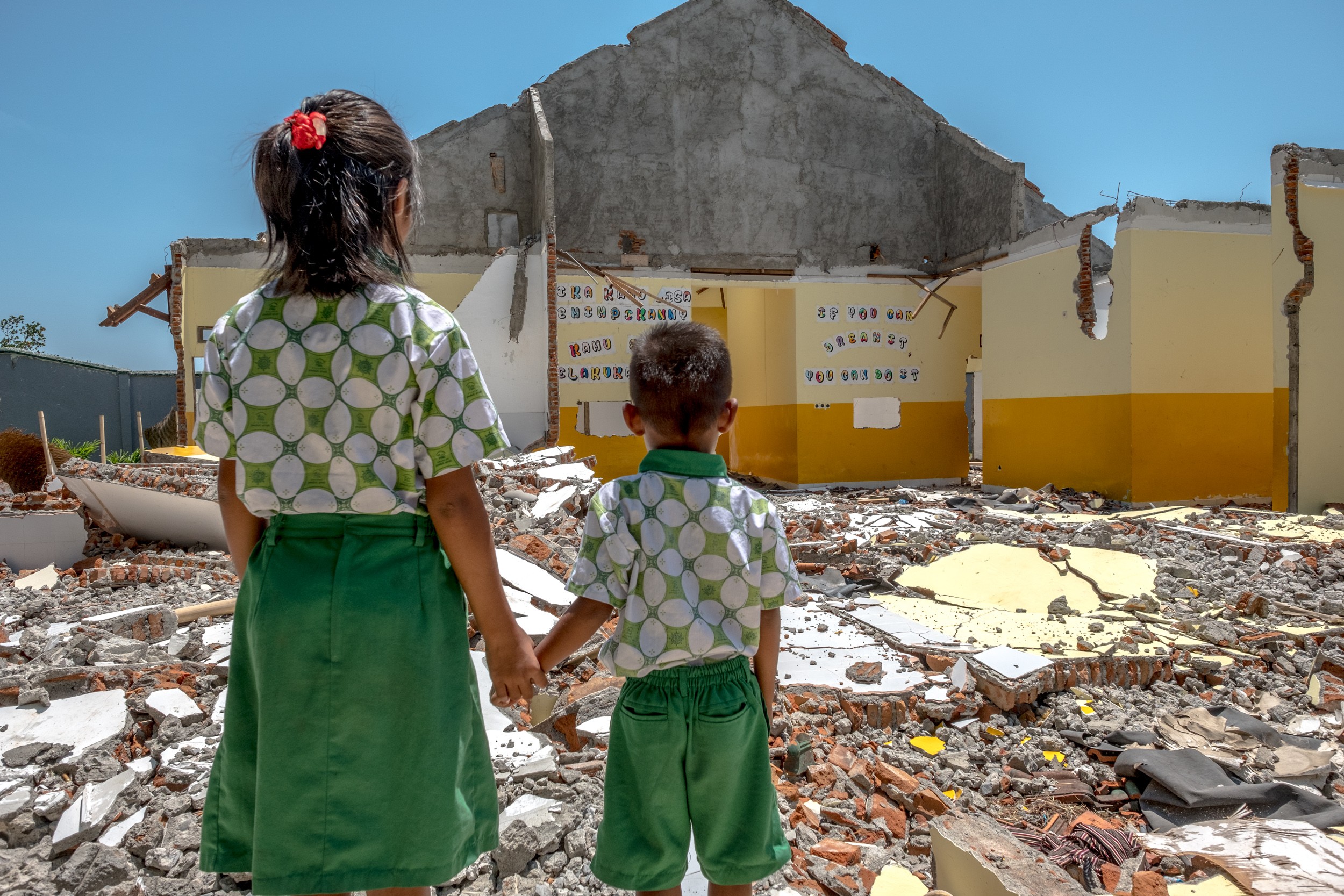 Children look at the damage after the Lombok earthquakes. Photo: courtesy of Chaim Fetter and Peduli Anak Foundation