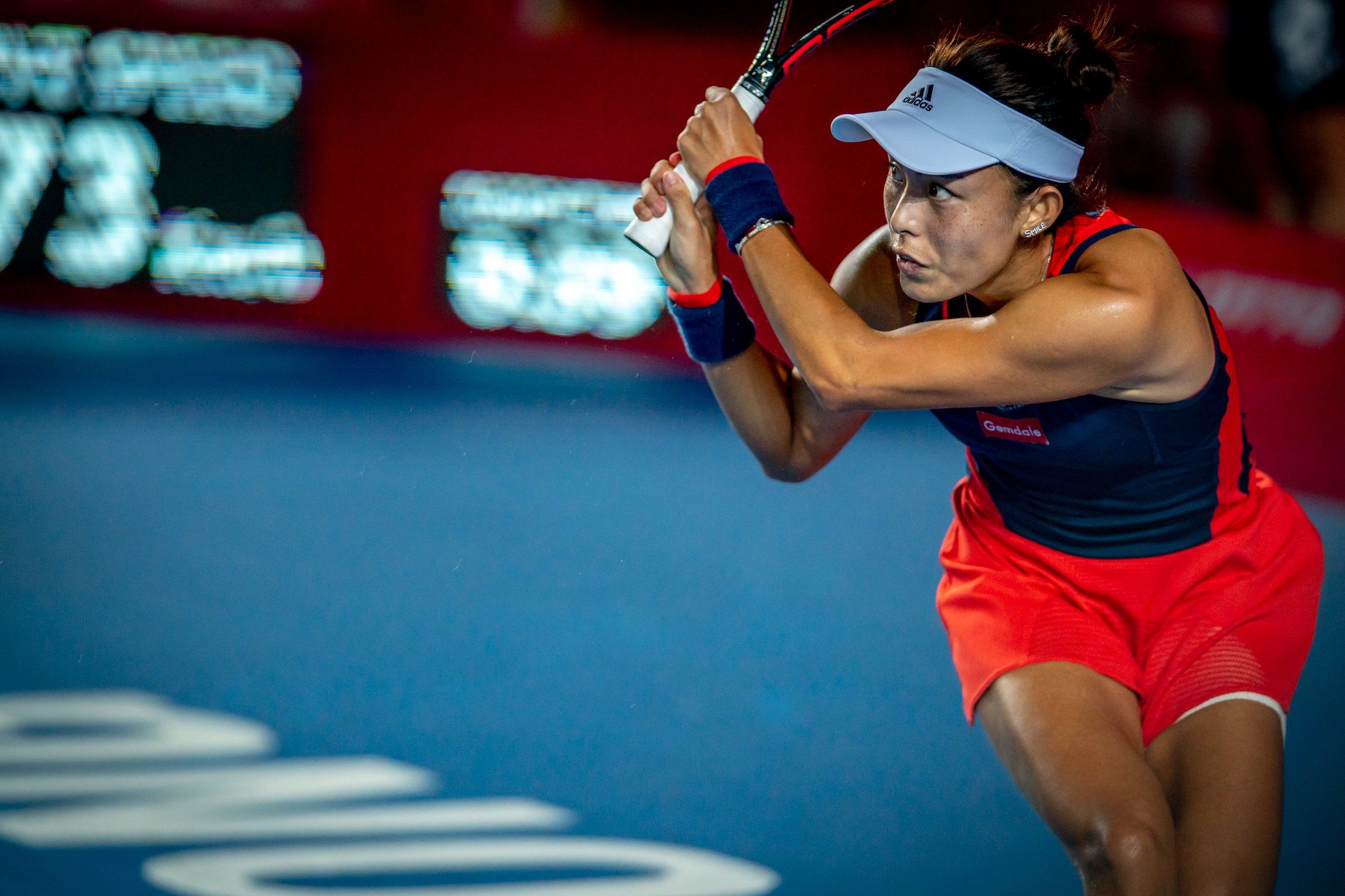 Wang Qiang returns to Elina Svitolina. Photo: Andy Cheung/Hong Kong Tennis Open/ArcK Photography