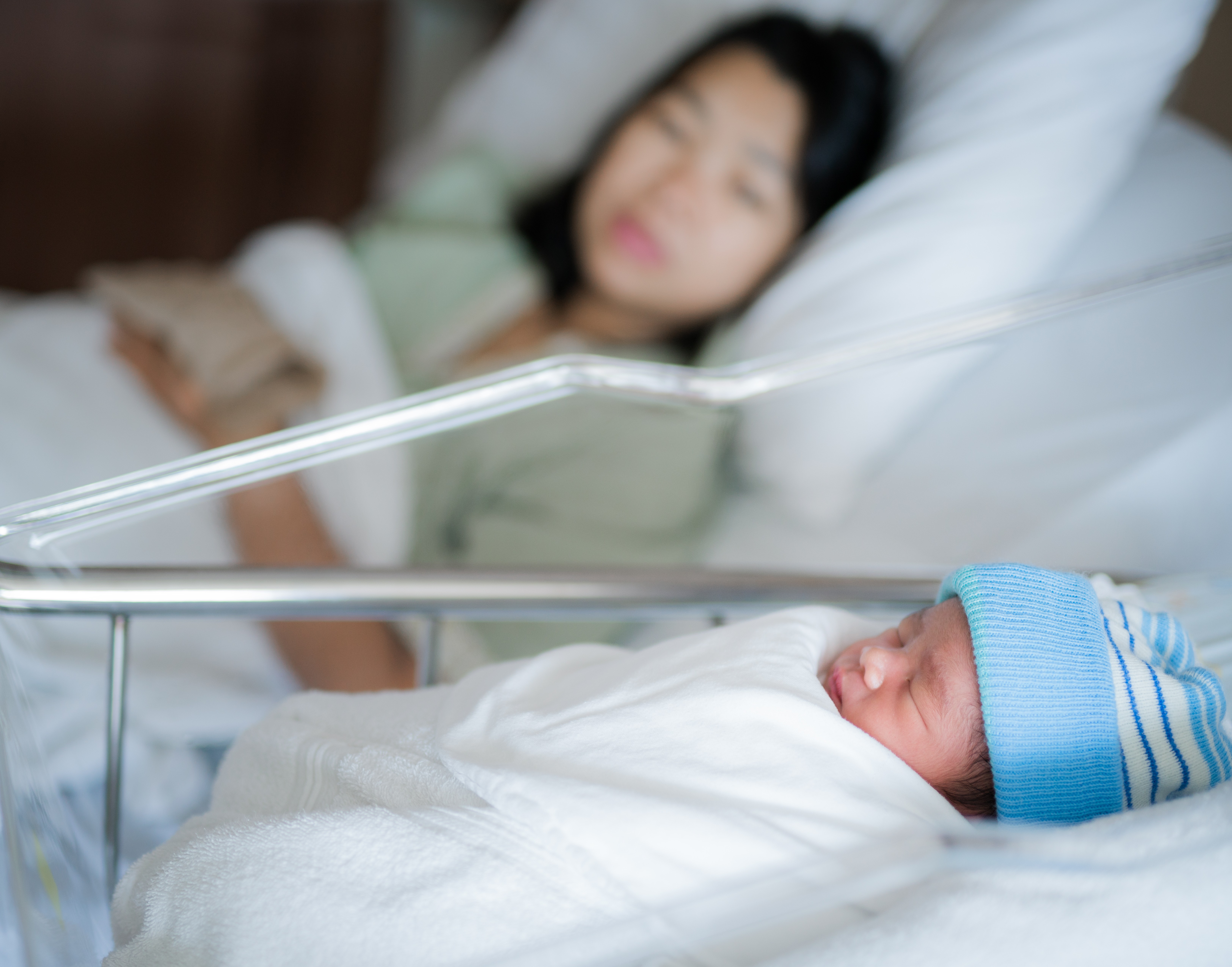 Новорожденный и мама в больнице. Детская кроватка в которой высокая смертность новорожденных. Newborn delivery. Мальчик родился больной. Приснилась мама рожает
