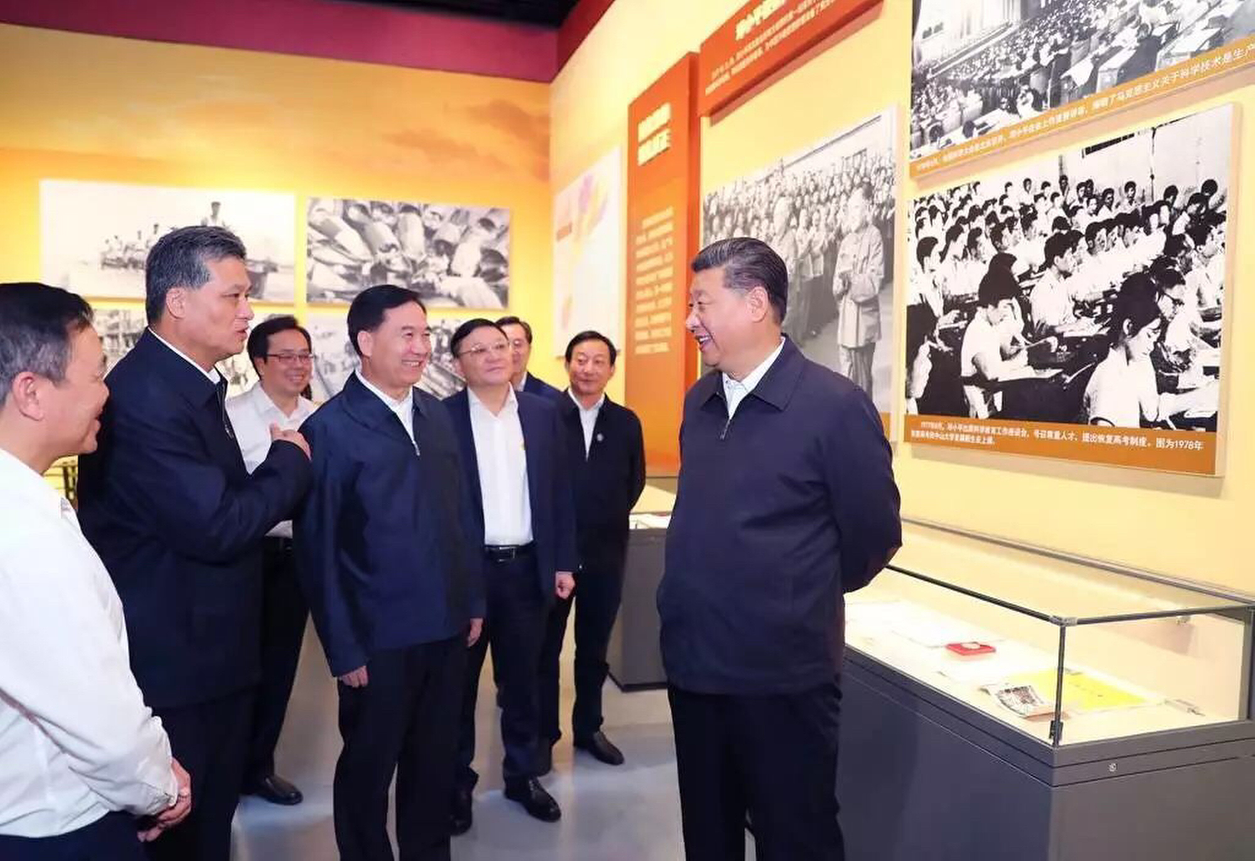 Chinese President Xi Jinping (right) visits an exhibition in Shenzhen on Guangdong’s leading role in reform and opening up 40 years ago. Source: People’s Daily