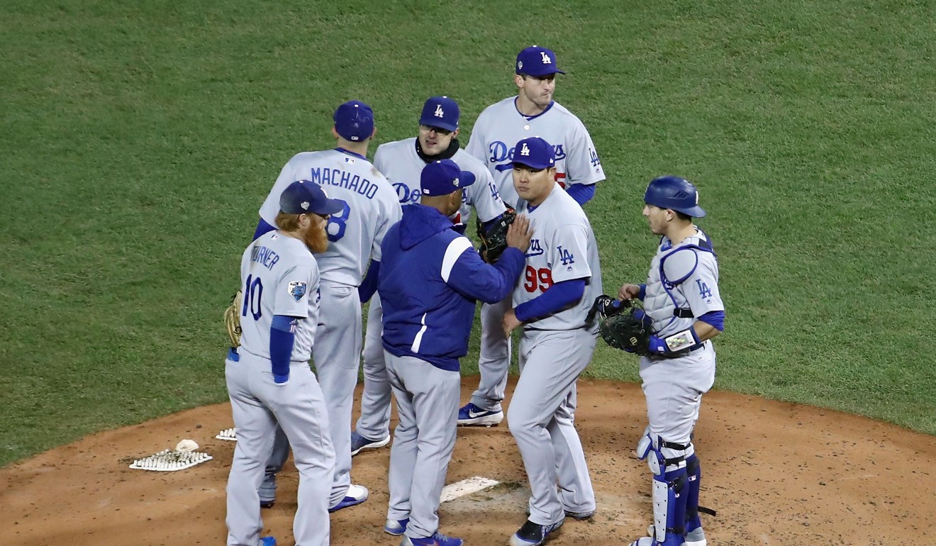 Ryu Hyun-jin pays surprise visit for Korean women's baseball team