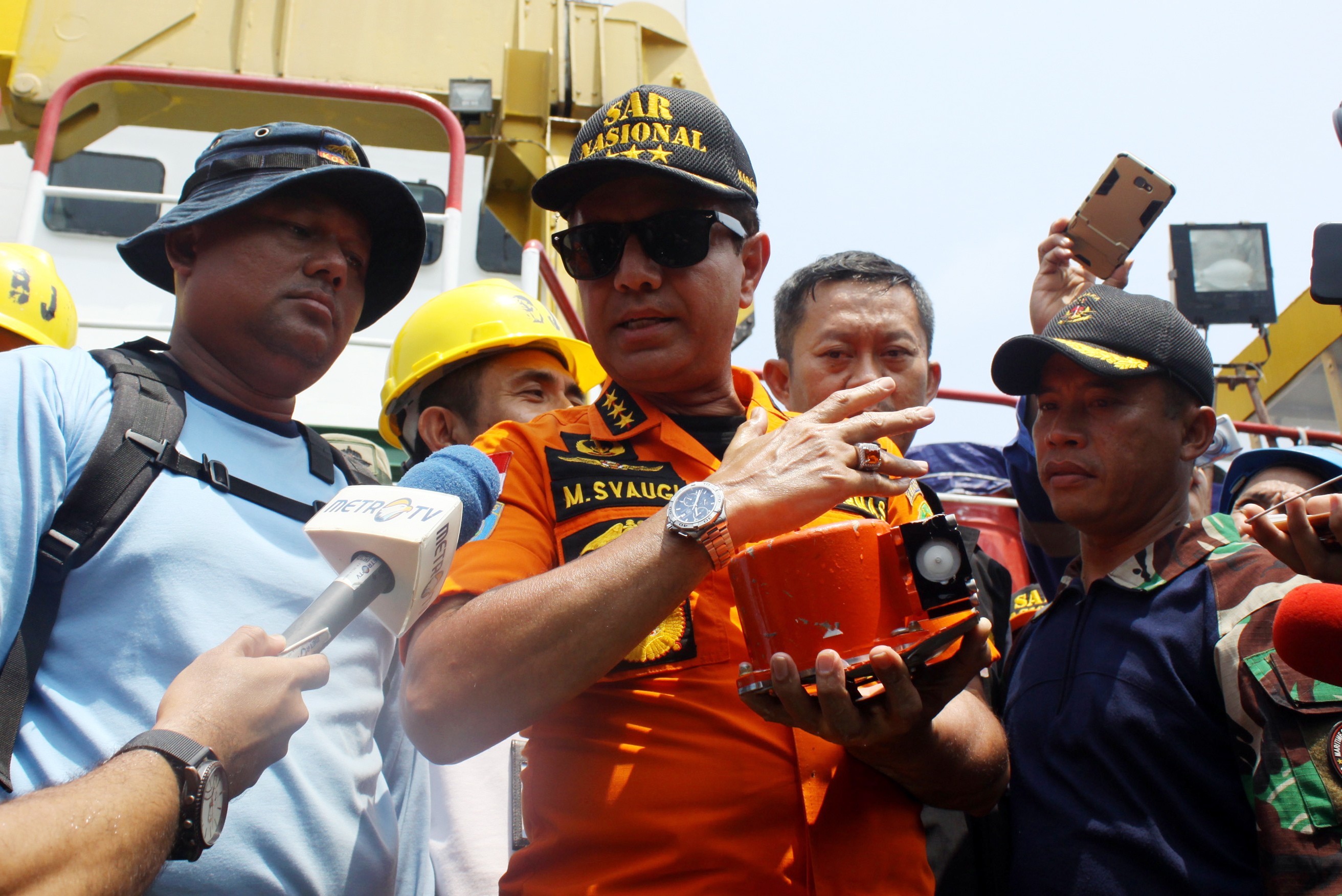 Chief of Indonesia’s National Search and Rescue Agency Muhammad Syaugi displays the core of the Lion Air JT610 flight data recorder, or black box, to journalists shortly after it was found on Thursday. The box’s external casing and electronics were shattered when the plane crashed. Photo: EPA
