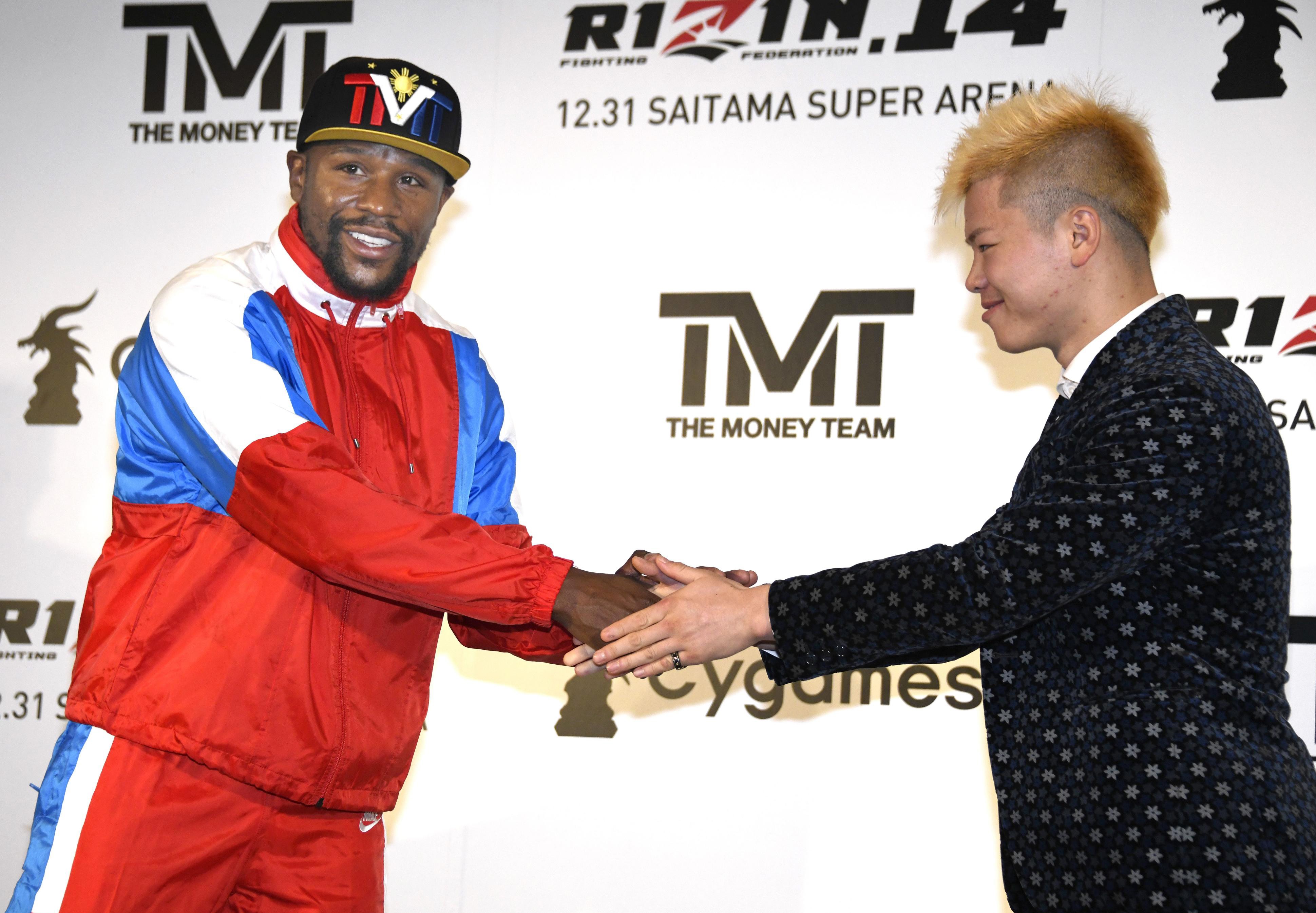Floyd Mayweather (left) shakes hands with Japanese kick-boxer Tenshin Nasukawa during a press conference in Tokyo. Mayweather said he has signed to fight Nasukawa for a bout promoted by Japan’s Rizin Fighting Federation on December 31 in Saitama, north of Tokyo. Photo: AP