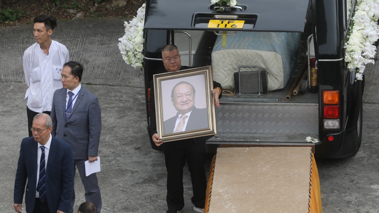 Friends and family pay final respects to Chinese literary giant