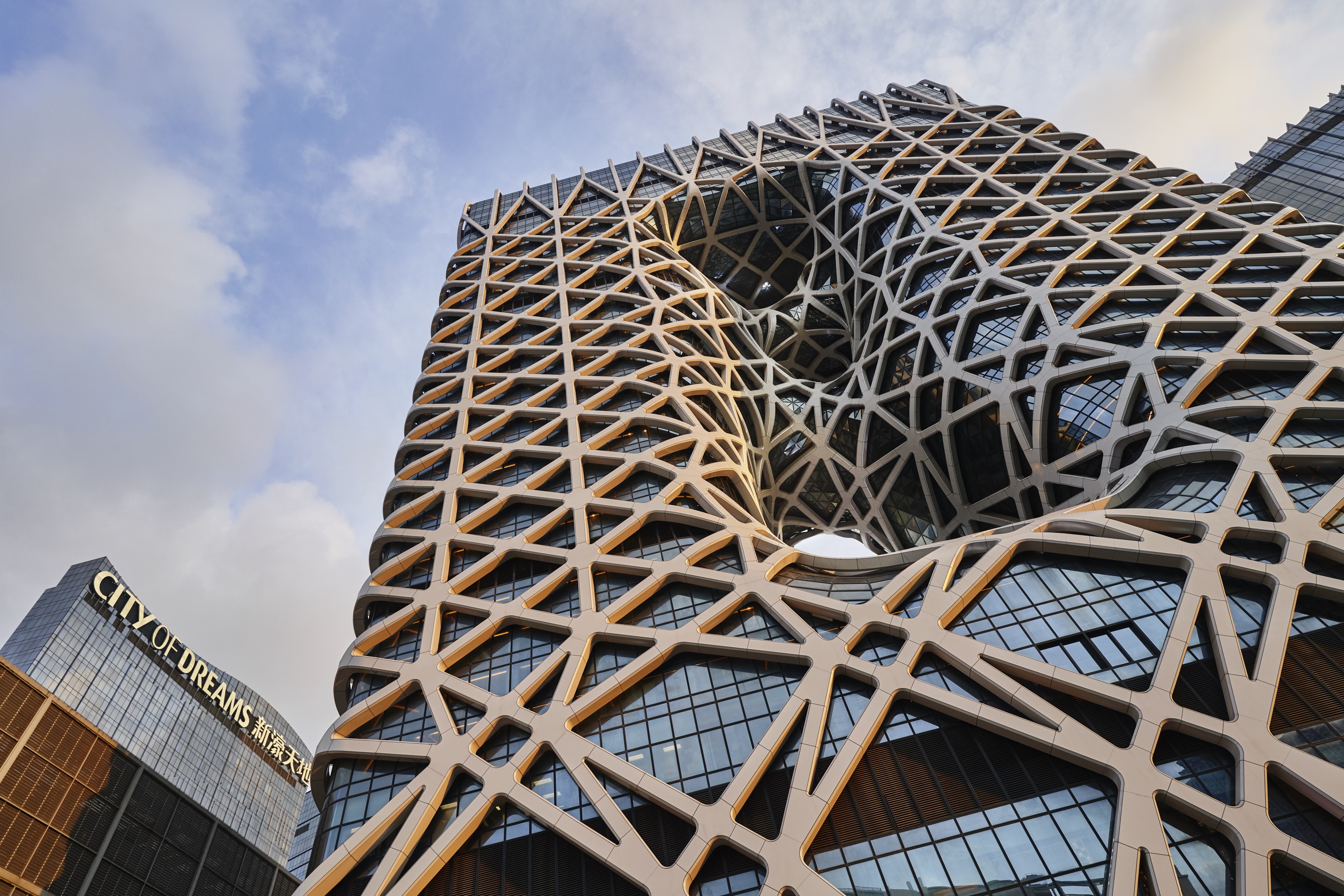 The impressive Zaha Hadid-designed Morpheus hotel, with its stunning exoskeleton-bound glass exterior and luxurious interiors, cannot fail to stand out from the crowd on Macau’s Cotai Strip.