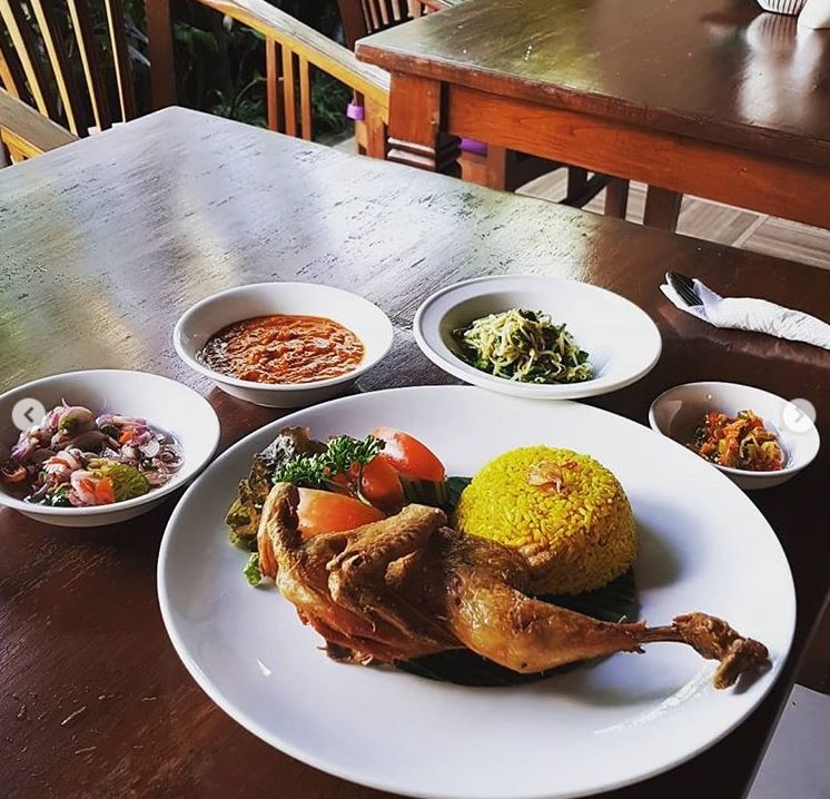 Bebek bengil – crispy duck, served with rice and vegetables – is a popular local dish served in warungs – local restaurants – on the island of Bali, Indonesia. Photo: Instagram @greedynomz.