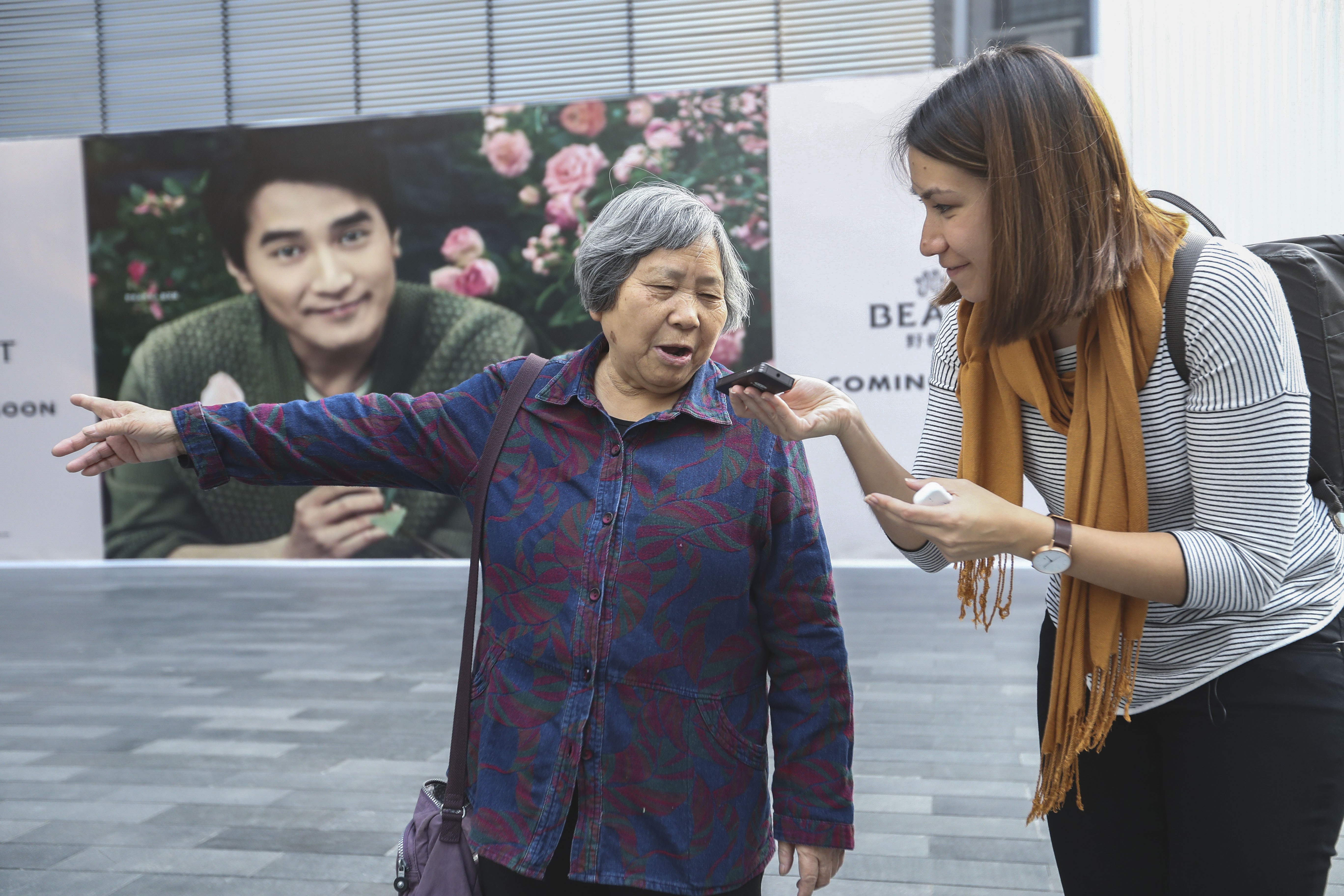 SCMP reporter Alkira Reinfrank navigates Shenzhen using a Transay translation device to communicate, buy, and order food. 11DEC17 [FEATURES] SCMP / Nora Tam