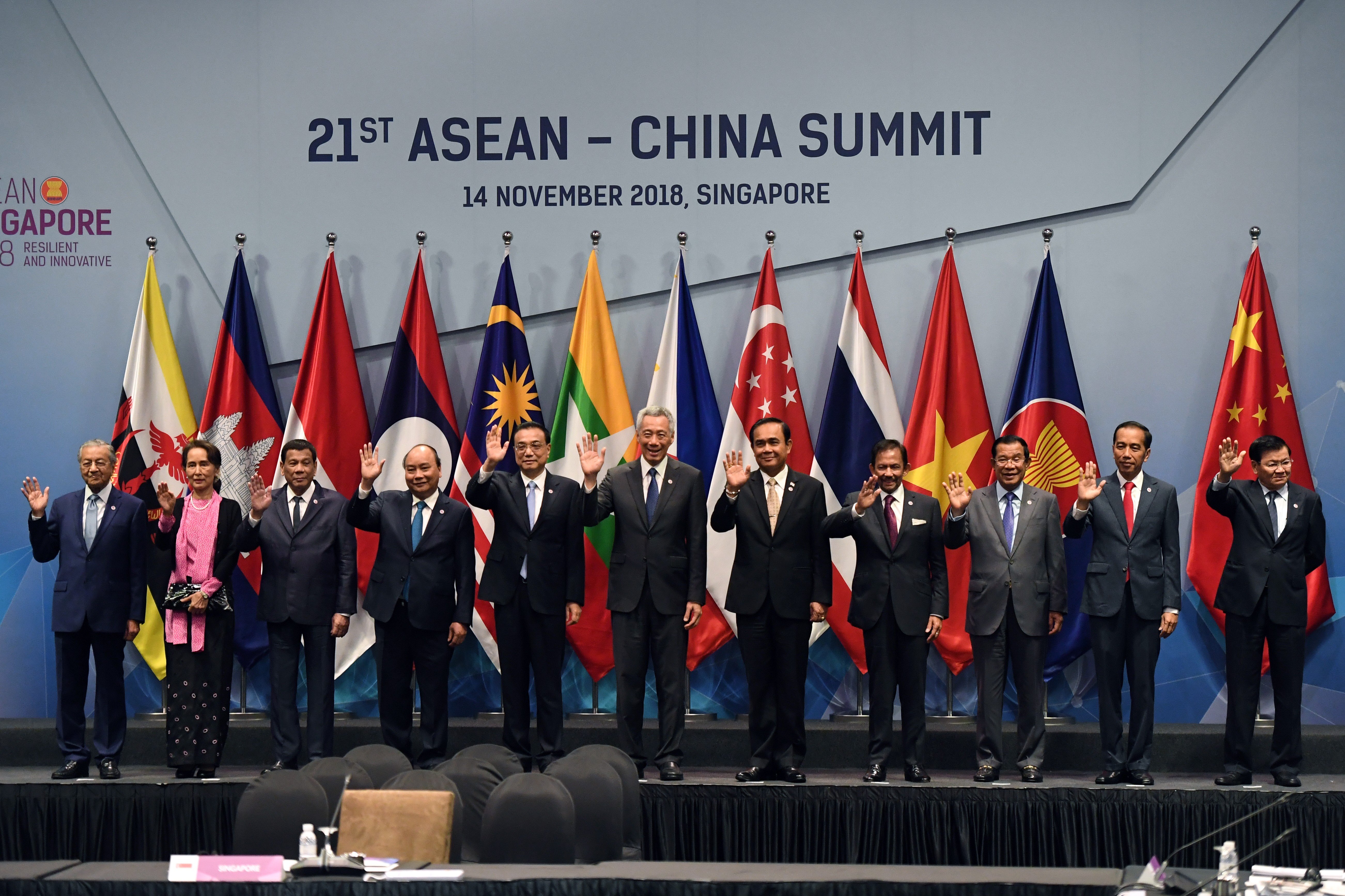 Asean member state leaders and Chinese Premier Li Keqiang (5th from left) before the start of the Asean-China summit on November 14, 2018. Photo: AFP