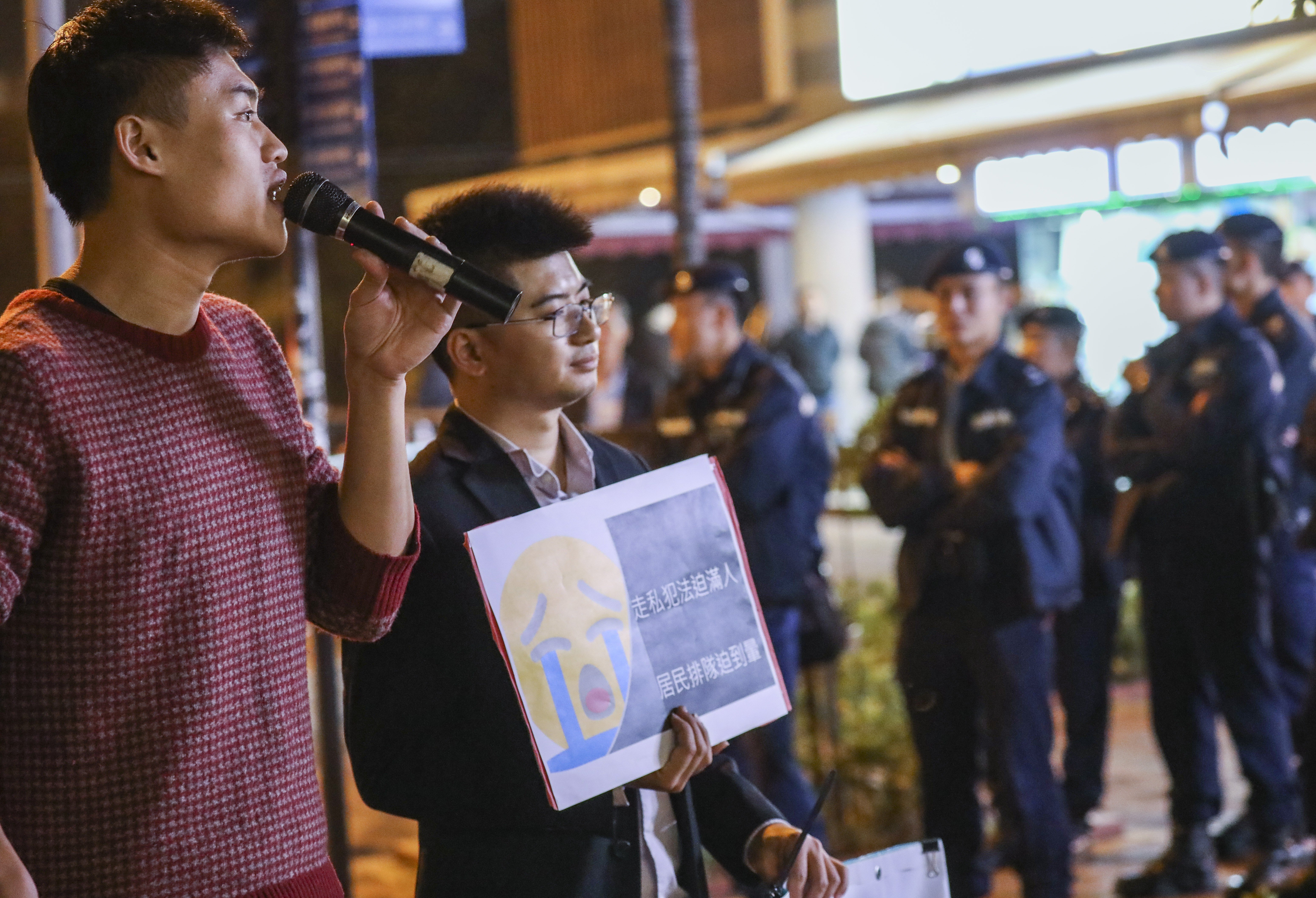 Police and demonstrators in Tin Shui Wai where parallel trading activity has sparked resident complaints. Photo: Dickson Lee