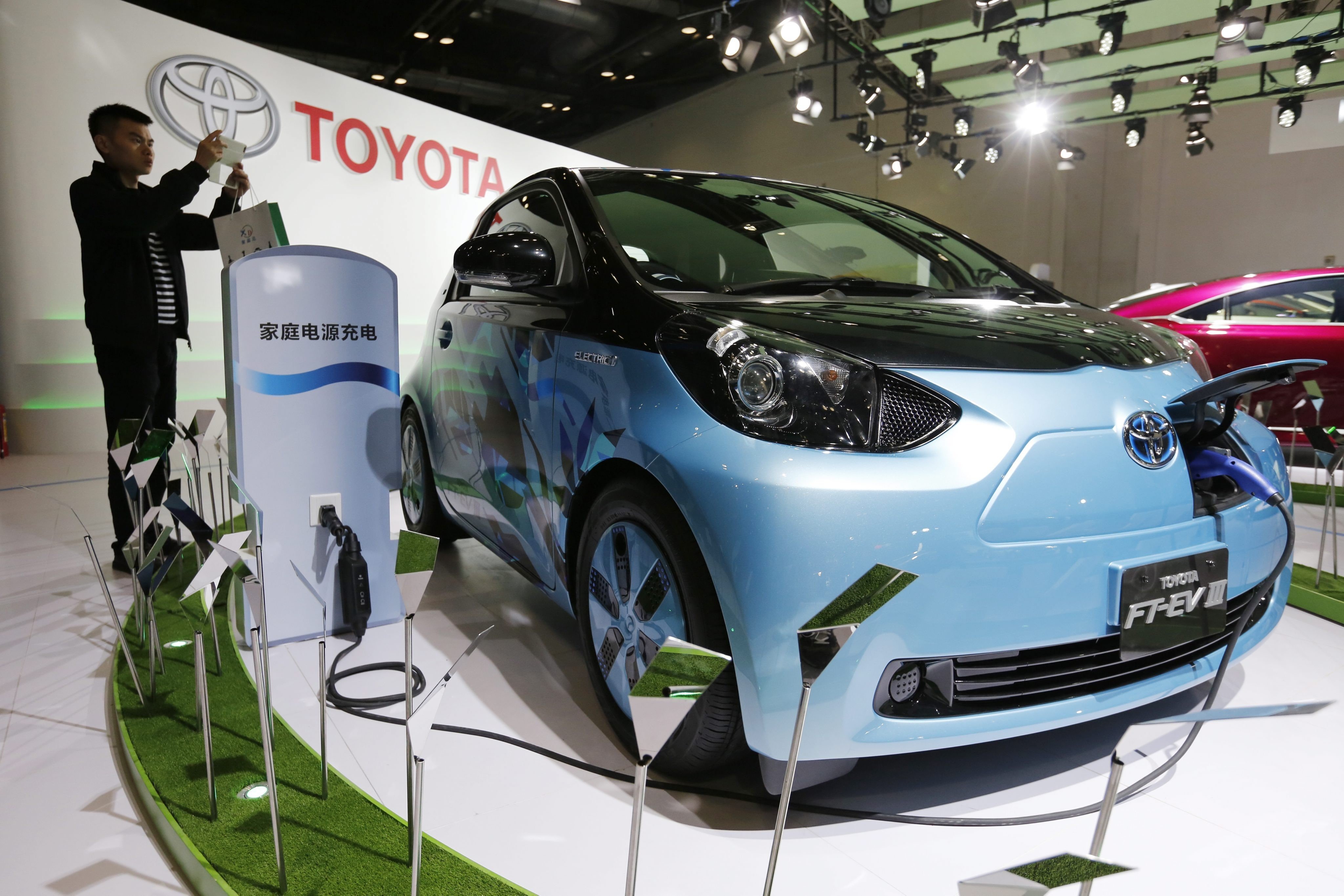 Toyota and Panasonic to make electric-vehicle battery packs in 2020, compete with Chinese producers