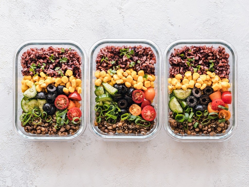 Do away with the headache of grocery shopping and sign up for three delicious and healthy meals each day, delivered to you in eco-friendly or zero-waste packaging. Photo: Pexels