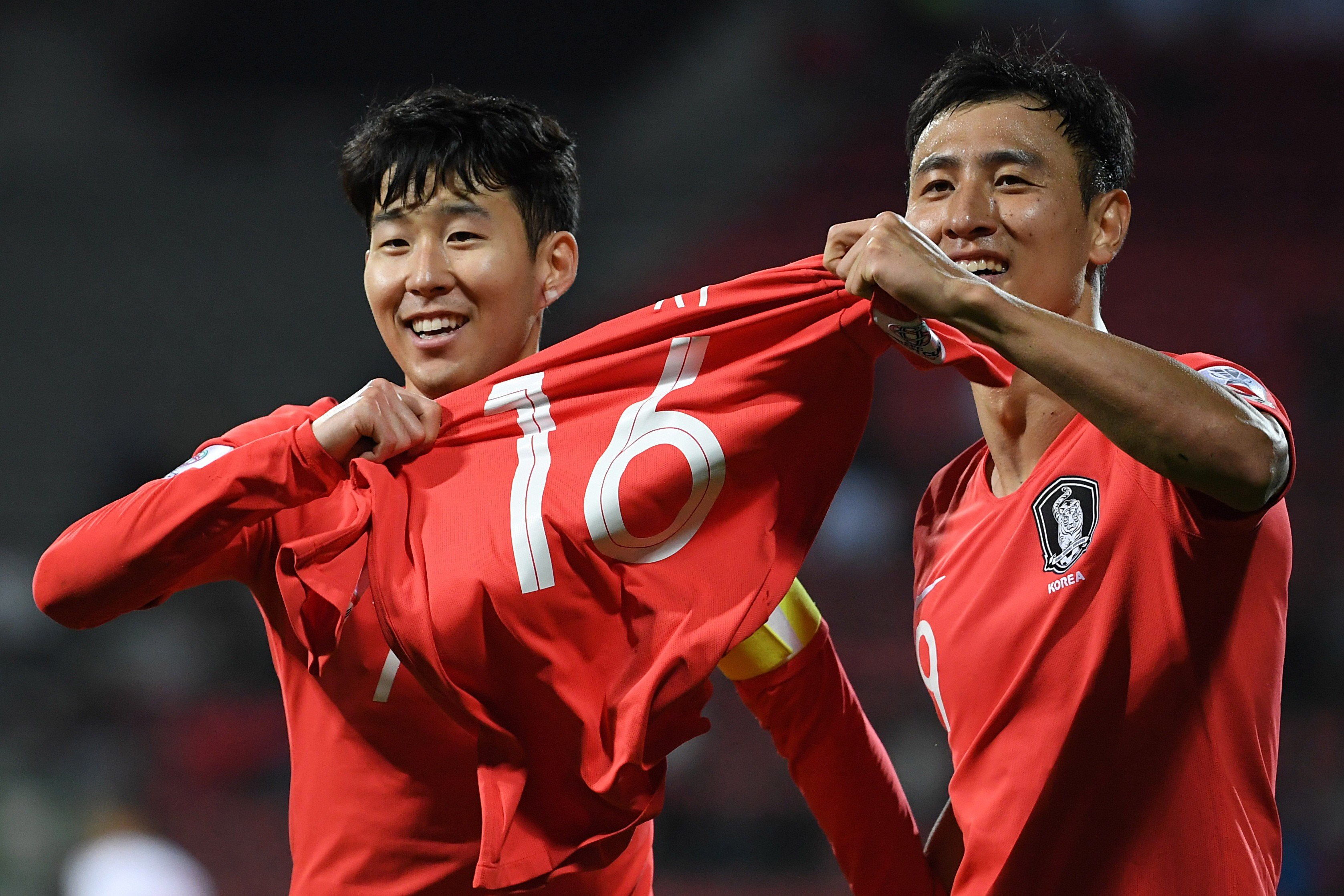 Son Heung-min (left) and Ji Dong-won celebrate a 2-1 victory over Bahrain in the round of 16 at the AFC Asian Cup in Dubai. Photo: EPA