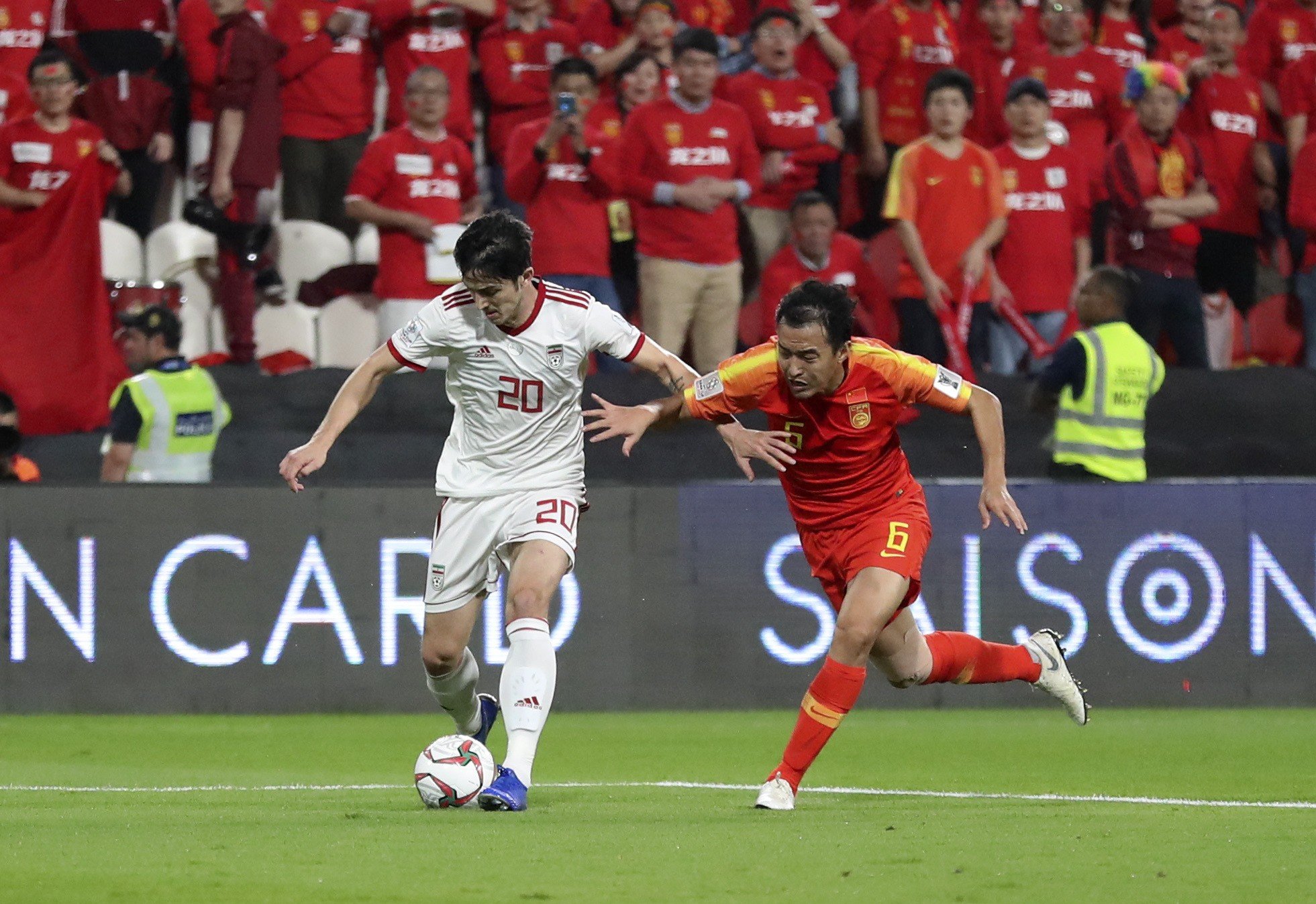 Feng Xiaoting (right of China vies with Sardar Azmoun of Iran during the AFC Asian Cup. Photo: Xinhua