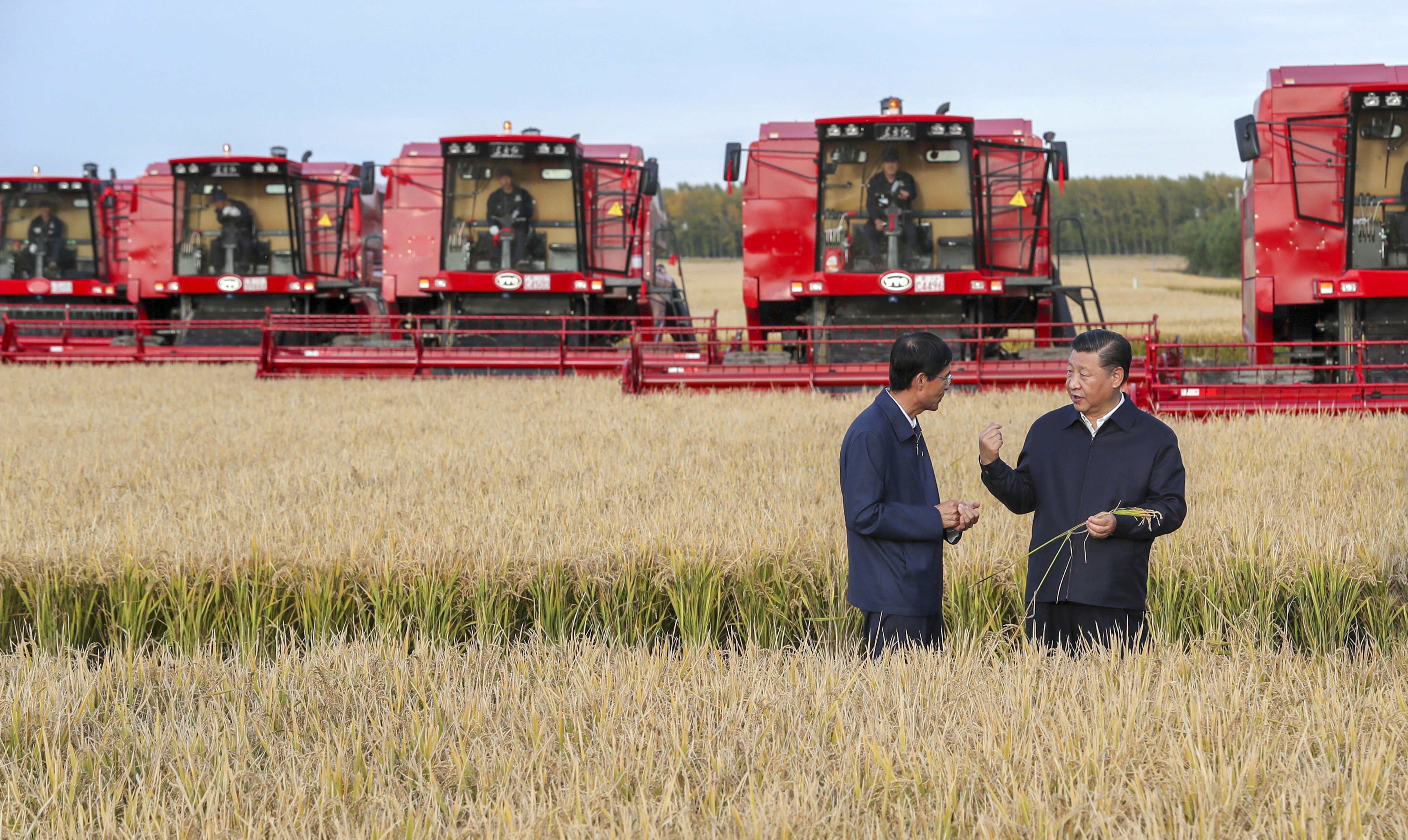 Chinese President Xi Jinping, right, visits a farm in Jiansanjiang in northeastern China's Heilongjiang province on September 25, 2018. Xi was on an inspection tour of the region as China has slapped tariffs on US agricultural imports and looked to increase farming self-sufficiency amid a growing trade war with the United States. Photo: Xinhua