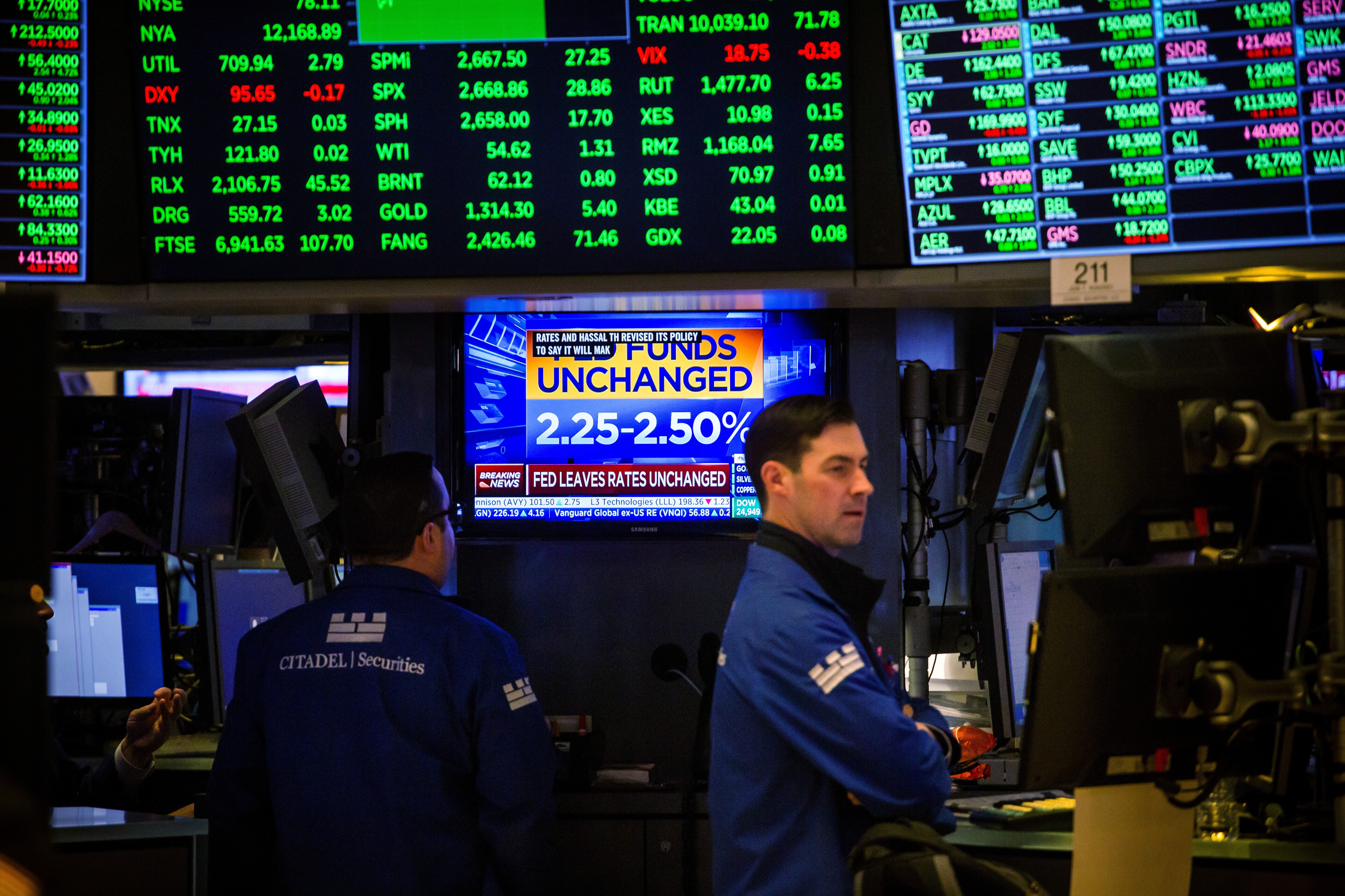 Traders work on the floor of the New York Stock Exchange on January 30. The ongoing revelations of companies’ fourth-quarter earnings can be expected to affect stocks and help investors and analysts prepare for the year ahead. Photo: Bloomberg