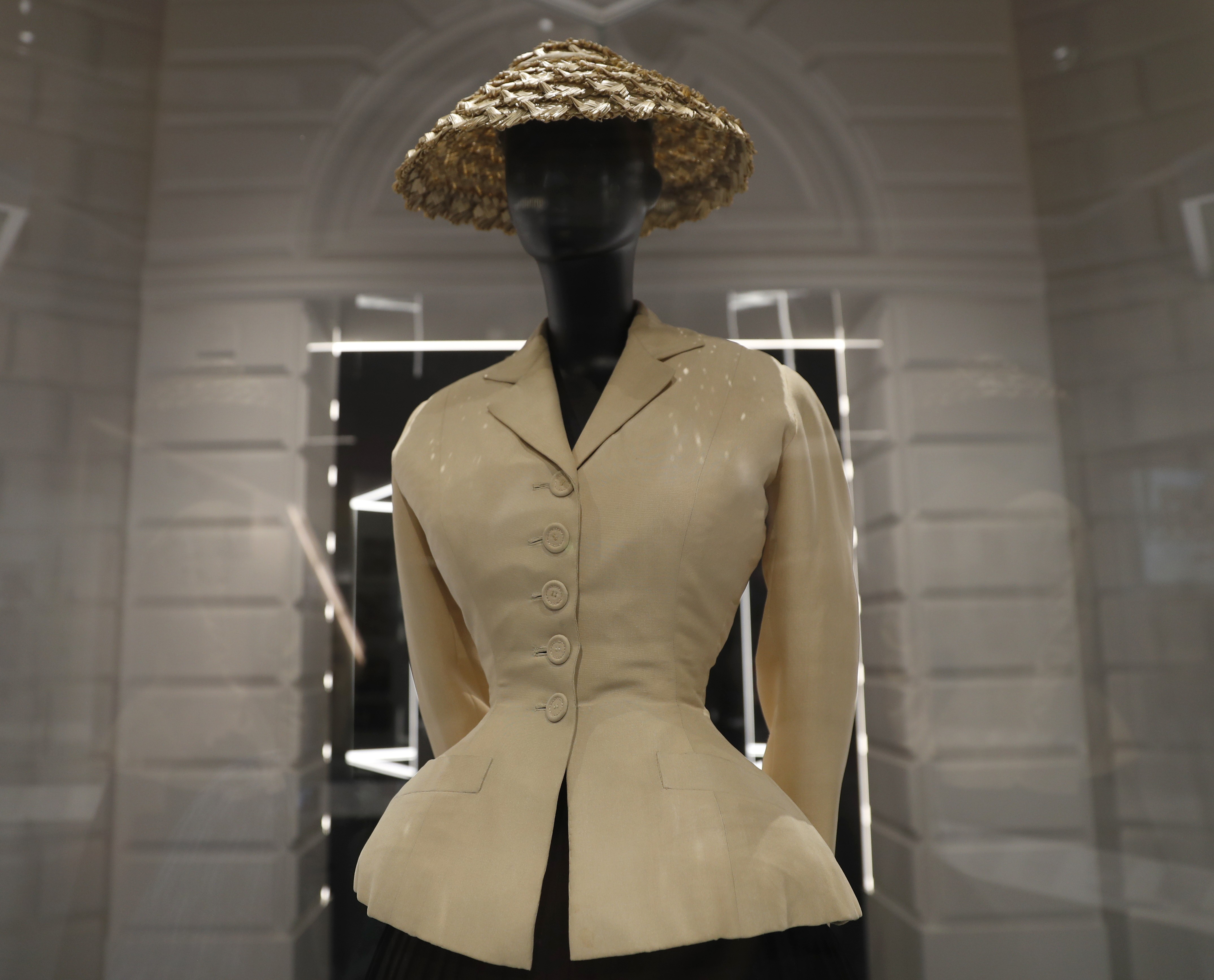 Christian Dior: Designer of Dreams”: Victoria and Albert Museum in London  welcomes largest ever Dior exhibition in the UK - LVMH