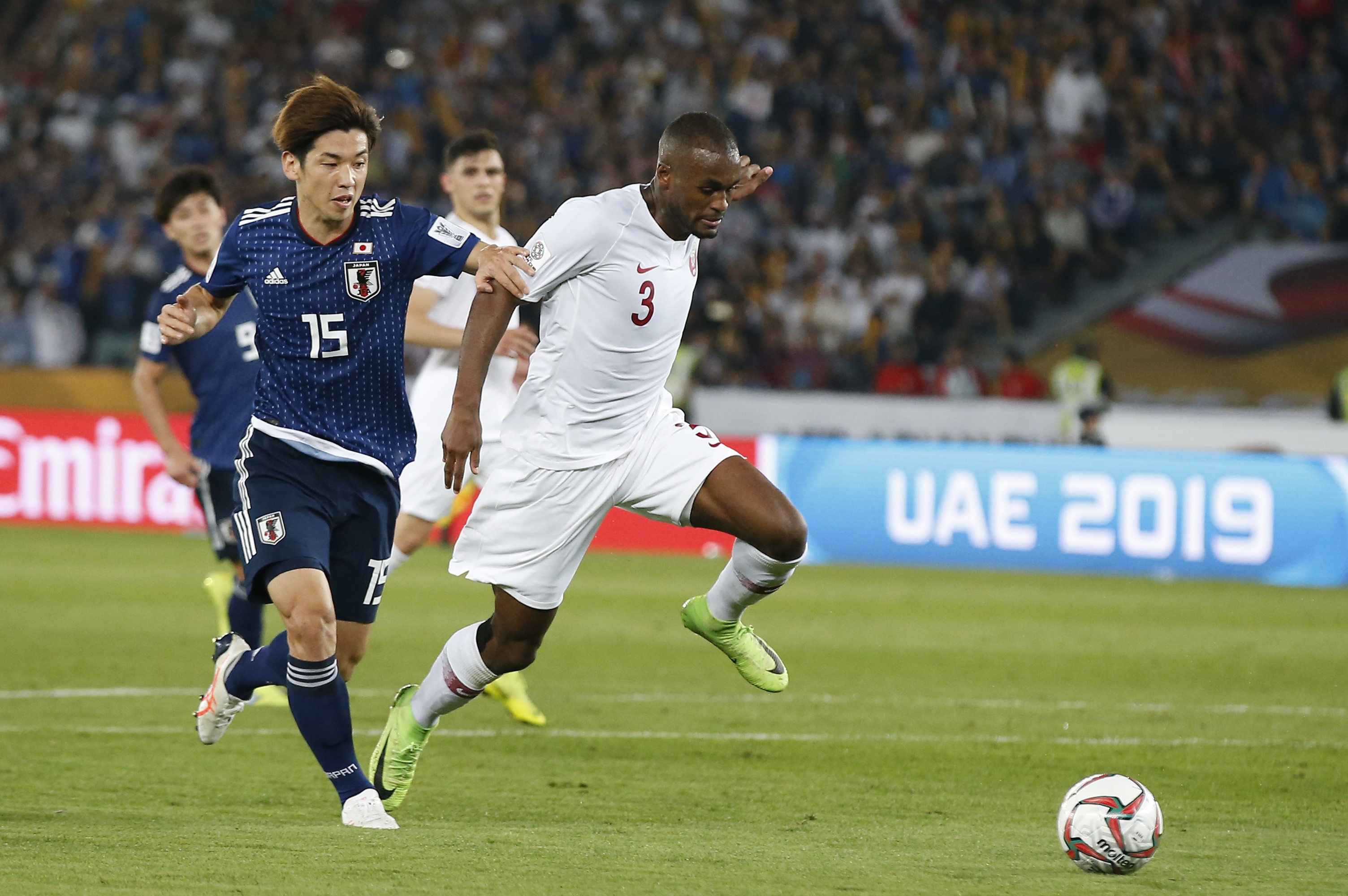 Japan's Yuya Osako (L) vies with Qatar's Abdelkarim Hassan during the final. Photo: Xinhua